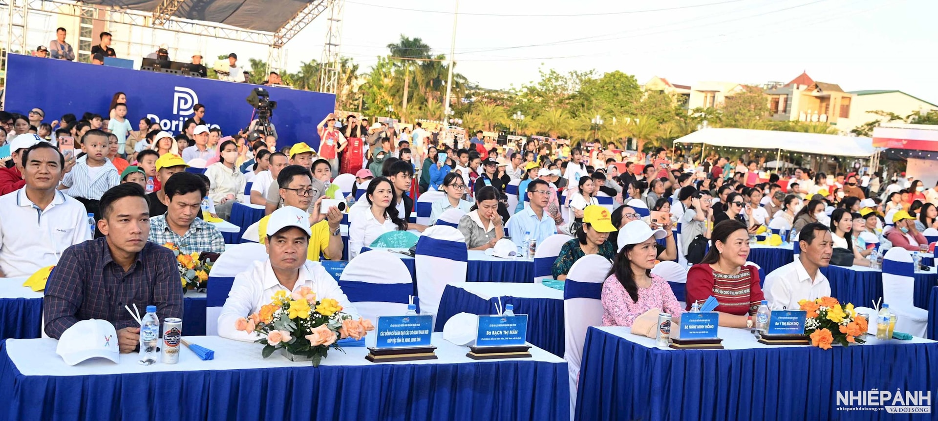 W_2.-cac-dai-bieu-va-nhan-dan-du-khai-mac.jpg