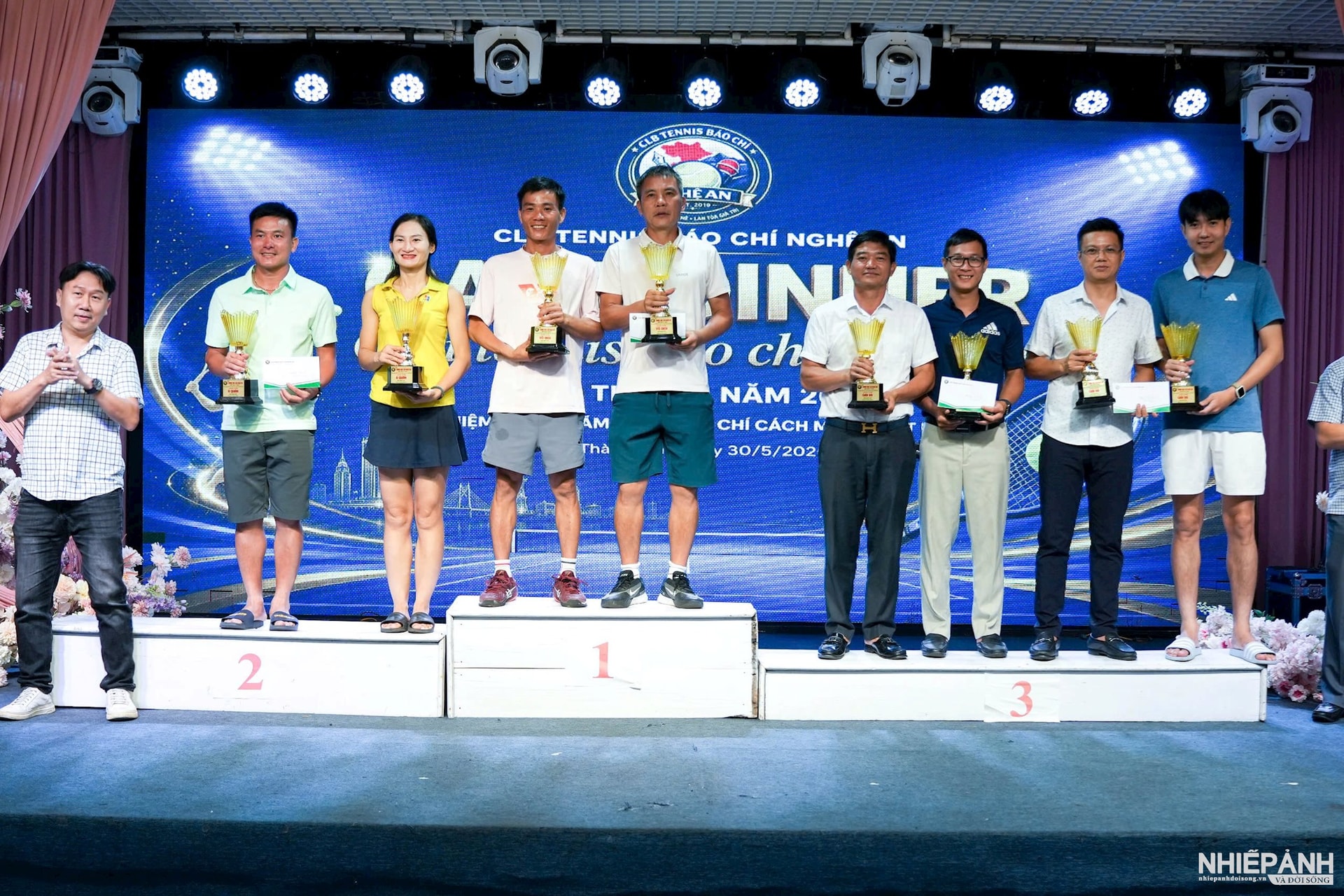 W_trao-giai-cho-cac-vdv-suat-sac-trinh-1330.jpg