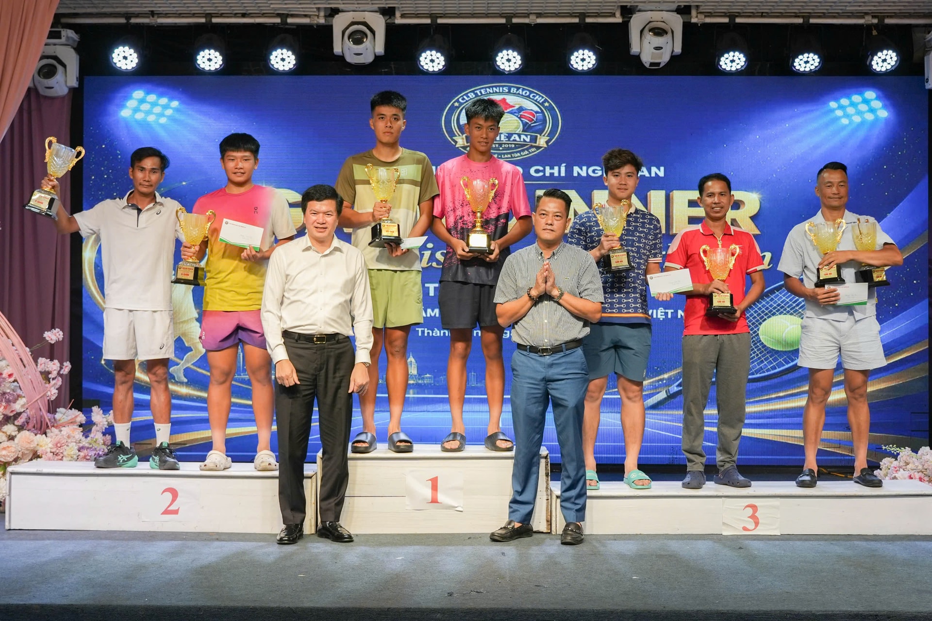 W_trao-giai-cho-cac-vdv-suat-sac-trinh-1550.jpg