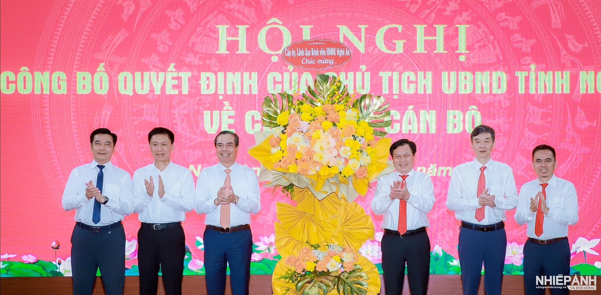 W_ban-giam-doc-benh-vien-huu-nghi-da-khoa-nghe-an-tang-hoa-chuc-mung-dong-chi-nguyen-hong-truong.-2-.jpg