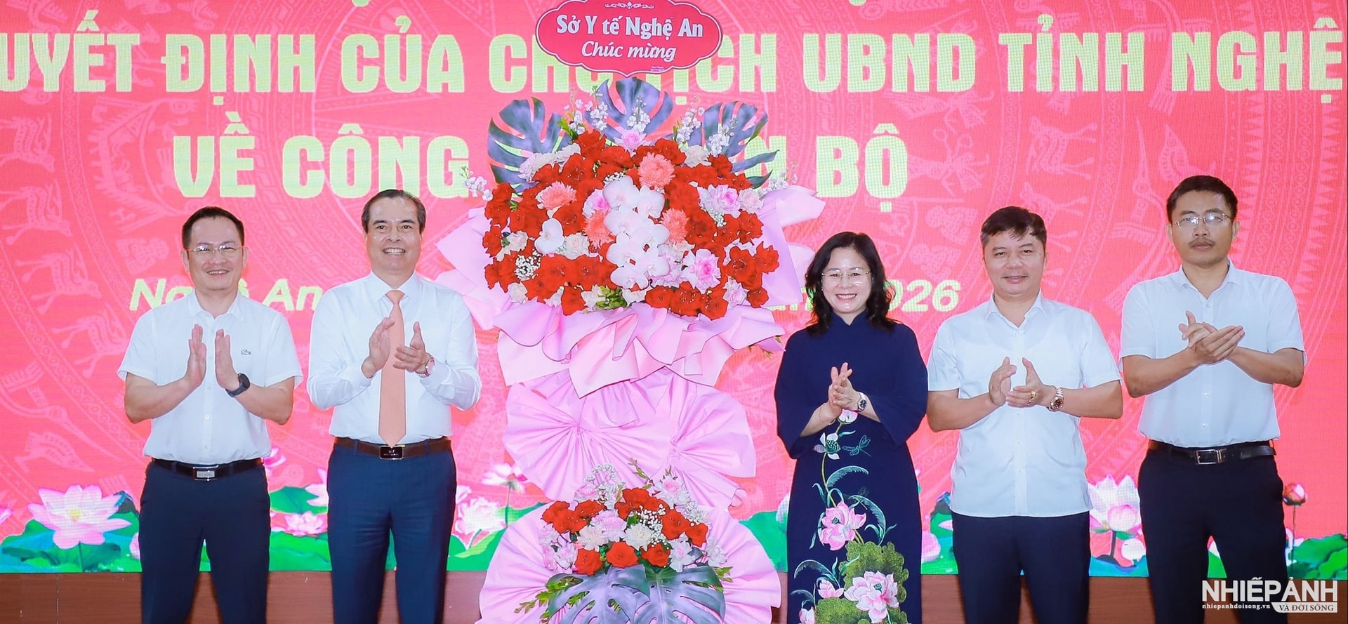 W_cac-dong-chi-lanh-dao-so-y-te-tang-hoa-chuc-mung-dong-chi-nguyen-hong-truong.(1).jpg