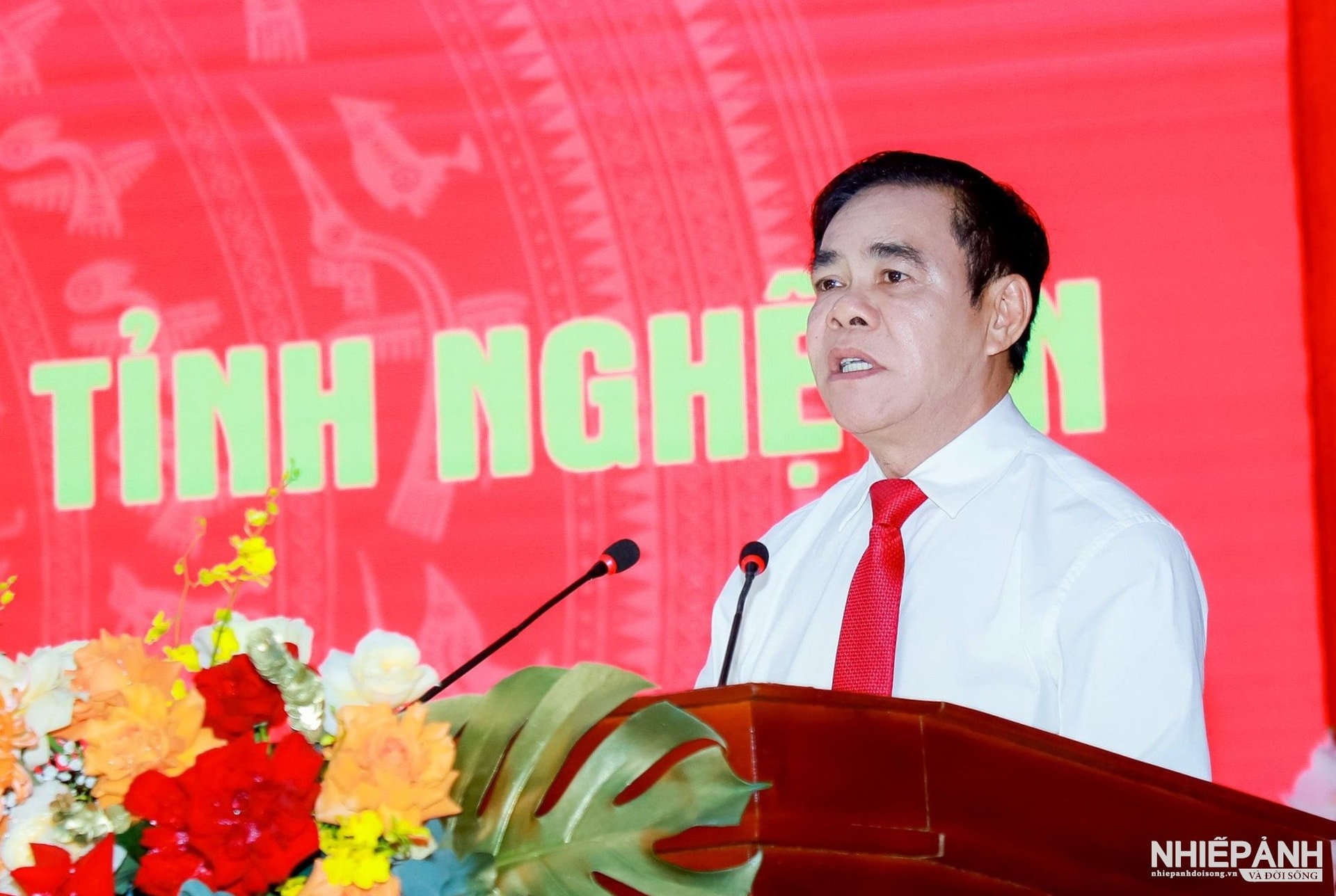 W_chu-tich-ubnd-tinh-nghe-an-vo-trong-hai-phat-bieu-giao-nhiem-vu-den-dong-chi-nguyen-hong-truong..jpg