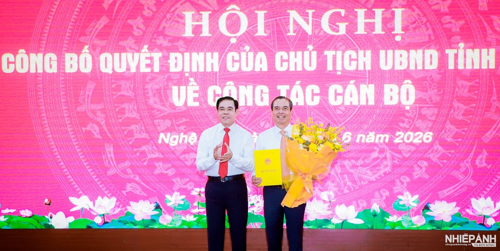 W_dong-chi-vo-trong-hai-pho-bi-thu-tinh-uy-chu-tich-ubnd-tinh-trao-quyet-dinh-tang-hoa-chuc-mung-tan-giam-doc-benh-vien-huu-nghi-da-khoa-nghe-an-nguyen-hong-truong.jpg