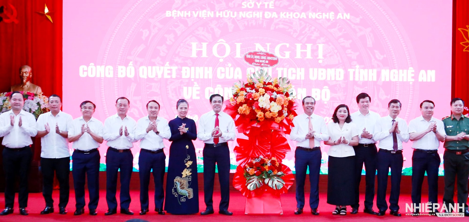 W_tinh-uy-uy-ban-nhan-dan-tinh-nghe-an-cung-cac-so-nganh-tang-hoa-chuc-mung-tan-giam-doc-benh-vien-huu-nghi-da-khoa-tinh-nghe-an.(1).jpg