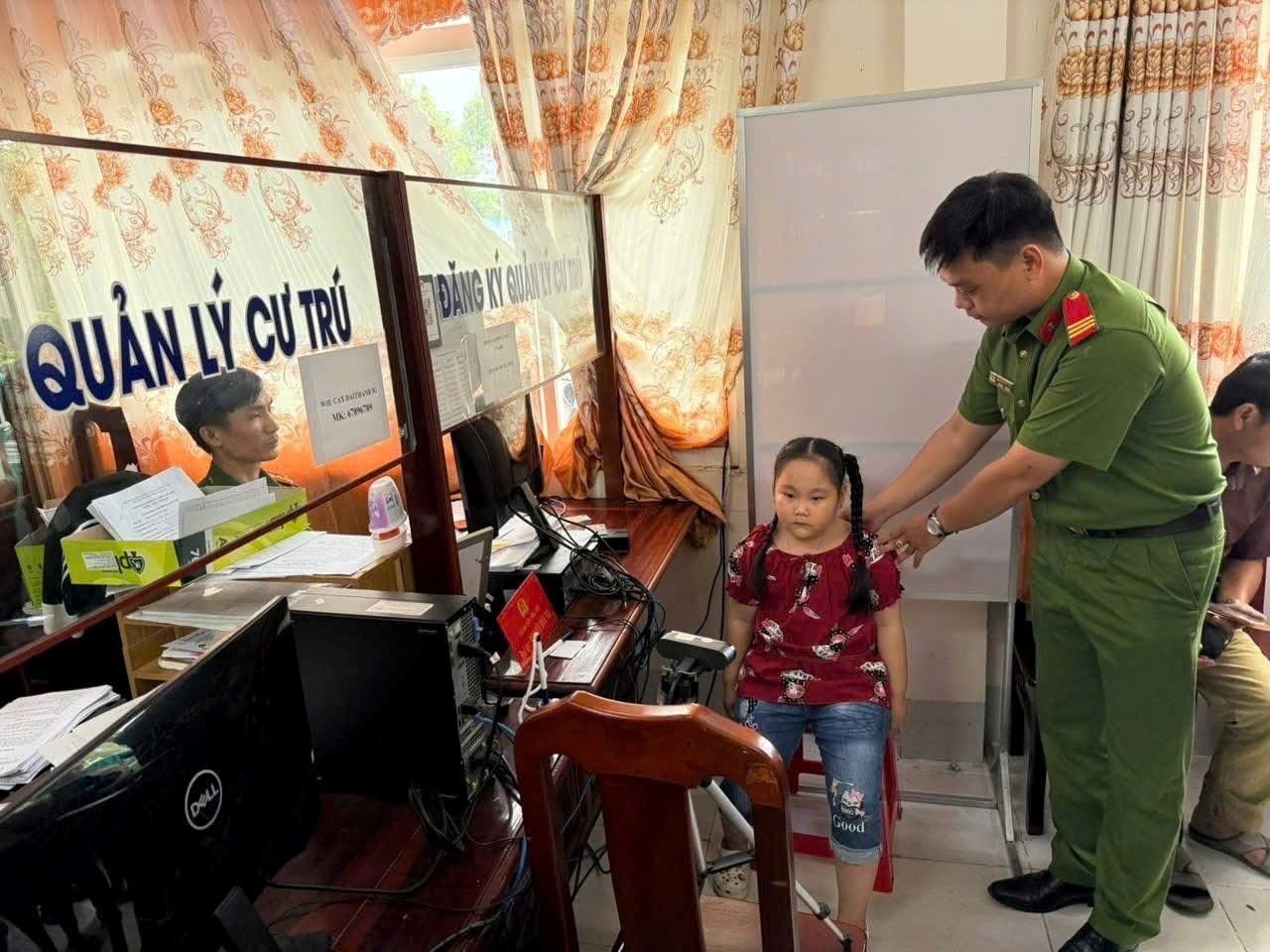 hoc-sinh-tren-dia-ban-tham-gia-cap-nhat-dinh-danh-nhan-dip-thuc-hien-chien-dich-mua-he-so-cung-vneid.jpg