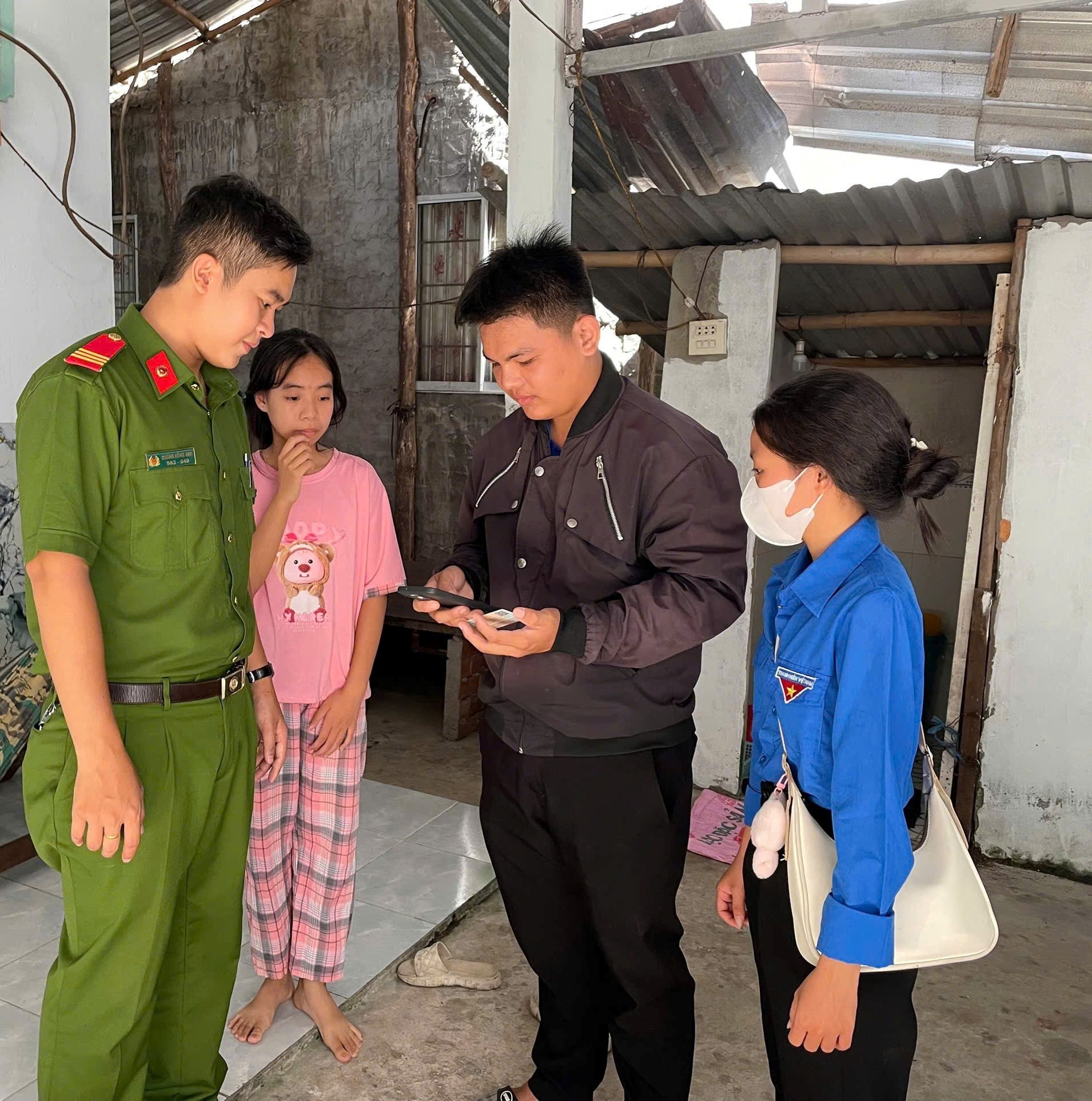 nguoi-dan-tham-gia-chien-dich-mua-he-so-cung-vneid.jpg