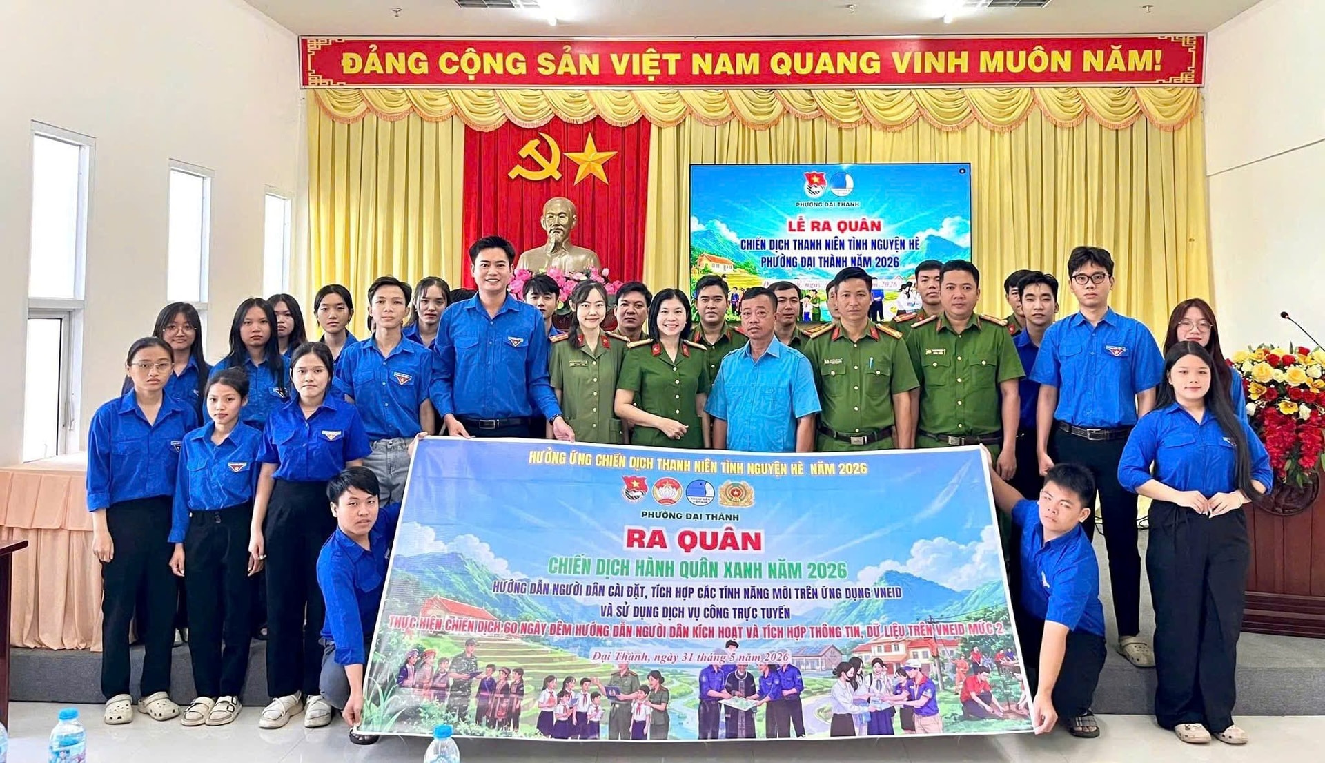 thanh-nien-hinh-nguyen-he-tham-gia-chien-dich-mua-he-cung-vneid-voi-luc-luong-cong-an-phuong-dai-thanh.jpg