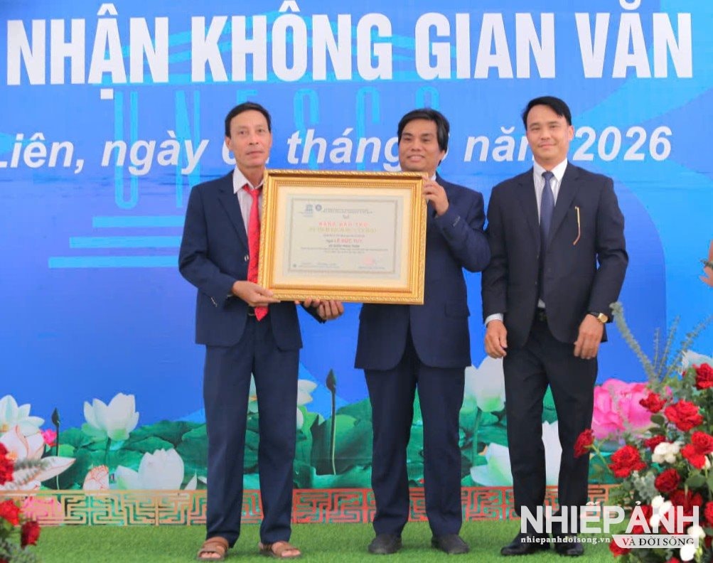 W_2.dai-dien-lien-hiep-cac-hoi-unesco-viet-nam-da-trao-bang-bao-tro-di-tich-lich-su-van-hoa-toi-dai-dien-hoi-dong-gia-toc-ho-le-tai-xa-kim-lien..jpg