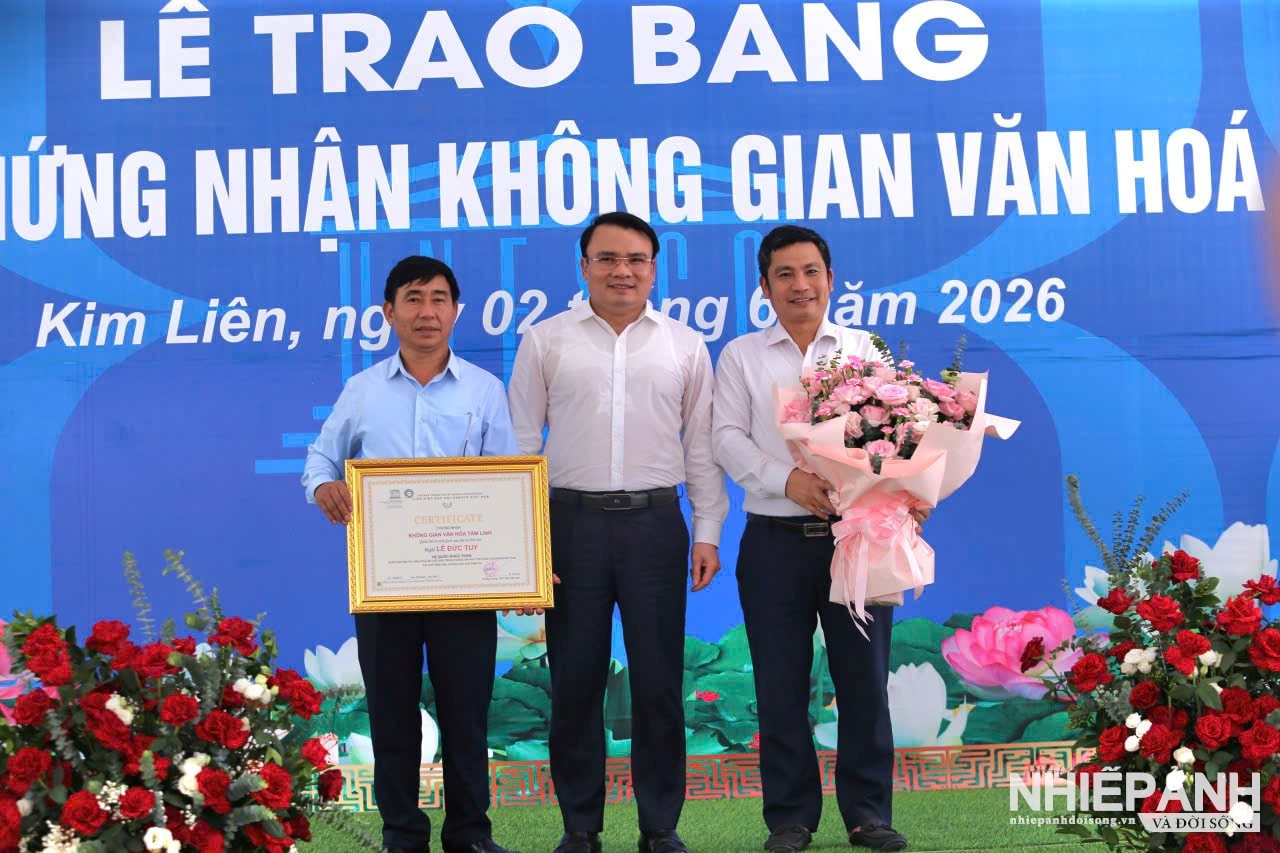 W_3.ong-phung-thanh-vinh-pho-chu-tich-ubnd-tinh-nghe-an-dai-dien-trao-chung-nhan-khong-gian-van-hoa-tam-linh-cho-hoi-dong-gia-toc-ho-le-va-ubnd-xa-kim-lien..jpg