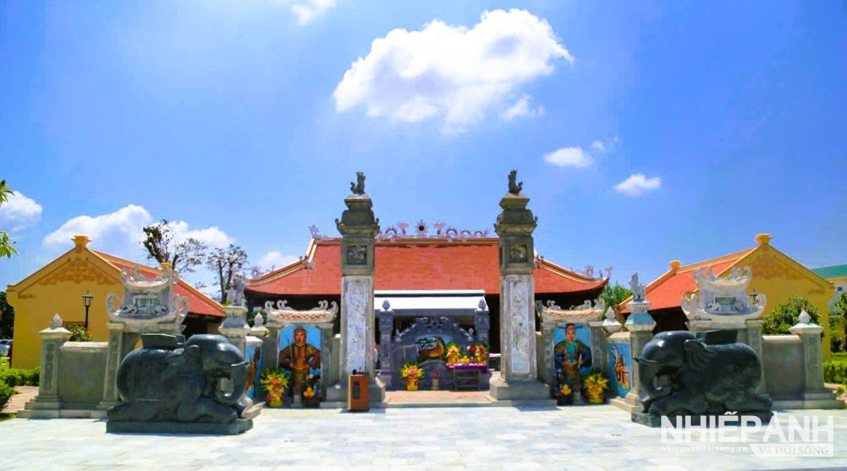 W_di-tich-lich-su-quoc-gia-quan-the-mo-va-den-tho-ngai-le-duc-tuy-xom-nhan-hau-xa-kim-lien-nghe-an-.jpg