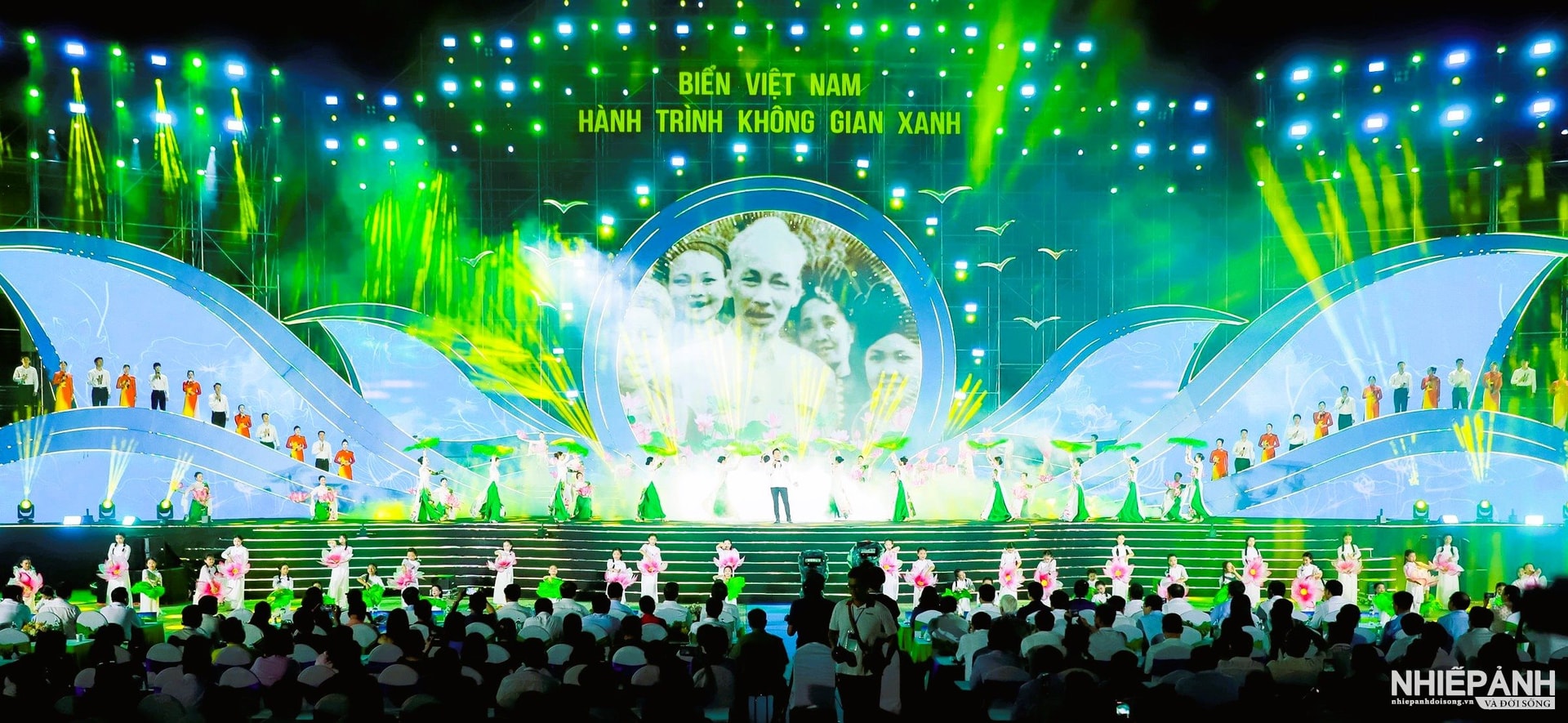 W_1.-quang-canh-chuong-trinh-nghe-thuat-dac-biet-voi-chu-de-bien-viet-nam-hanh-trinh-khong-gian-xanh-.(1).jpg