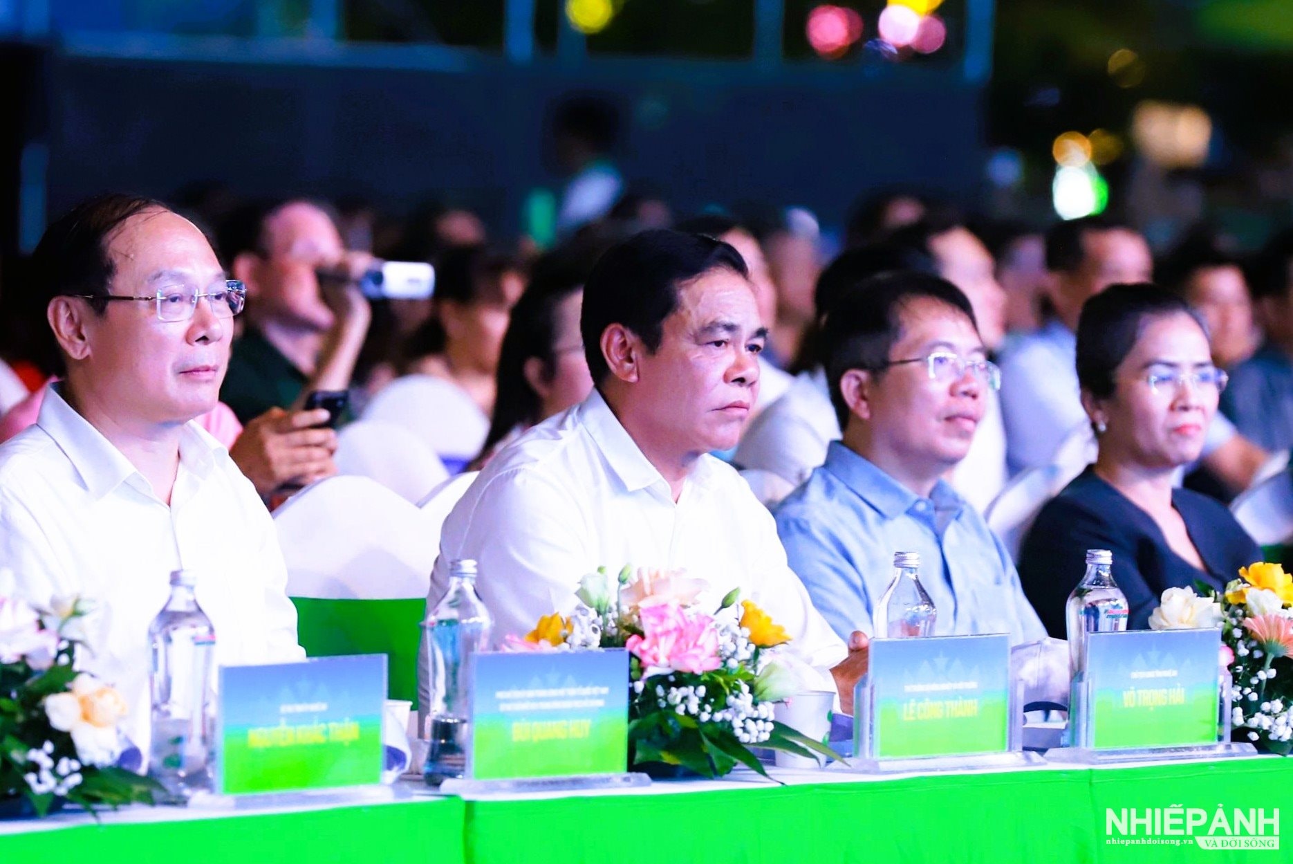 W_4.cac-dong-chi-lanh-dao-trung-uong-tinh-nghe-an-xem-chuong-trinh-nghe-thuat-dac-biet-voi-chu-de-bien-viet-nam-hanh-trinh-khong-gian-xanh-.jpg