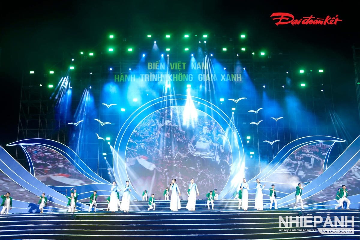 W_chuong-trinh-nghe-thuat-bien-viet-nam-hanh-trinh-khong-gian-xanh-duoc-to-chuc-tai-quang-truong-binh-minh-phuong-cua-lo-nghe-an-..jpg