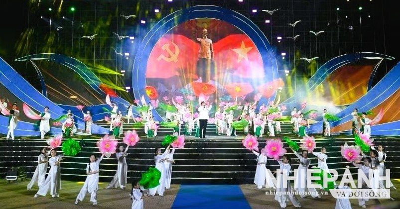 W_chuong-trinh-nghe-thuat-duoc-dan-dung-cong-phu-voi-su-tham-du-cua-nhieu-nghe-si-duoc-dong-dao-cong-chung-yeu-men..jpg