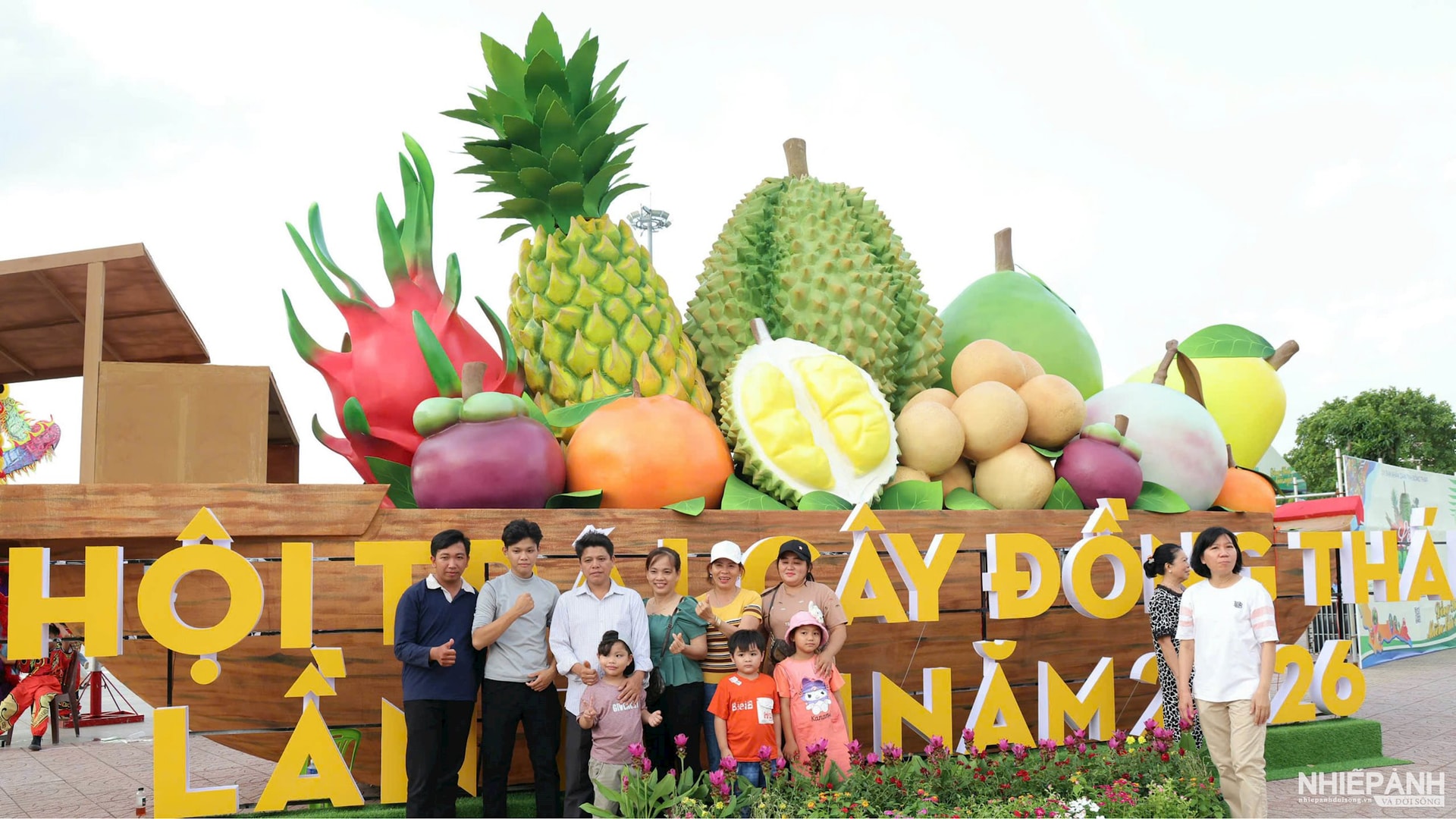 W_du-khach-chup-luu-niem-cung-cac-mo-hinh-trai-cay-tai-le-hoi.jpg