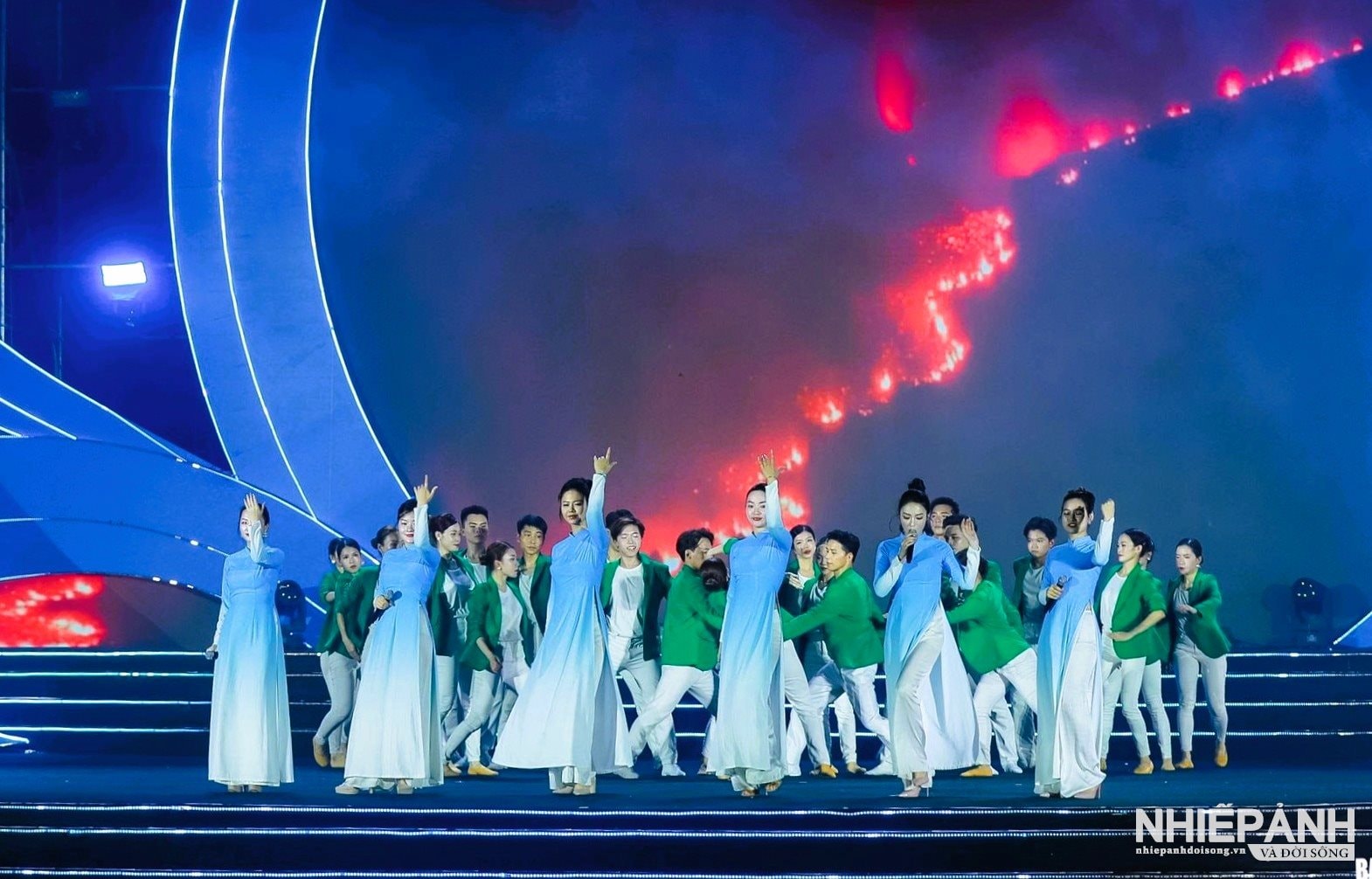 W_tiet-muc-bieu-dien-tai-chuong-trinh-nghe-thuat-dac-biet-voi-chu-de-bien-viet-nam-hanh-trinh-khong-gian-xanh-.jpg