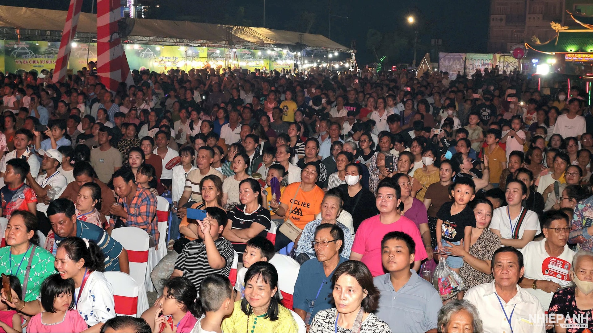 W_dong-dao-nhan-dan-trong-va-ngoai-tinh-ve-du-le-hoi.jpg