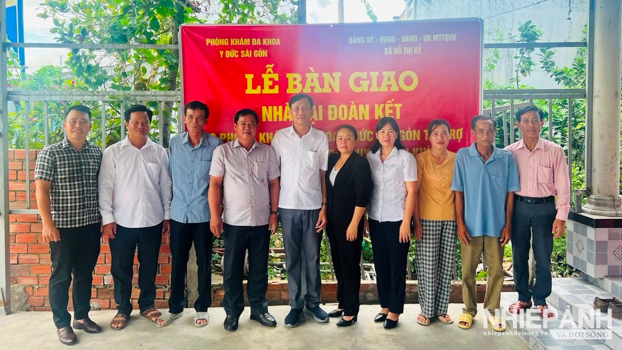W_1-bac-si-ckii-la-van-khoa-giam-doc-pkdk-y-duc-sai-gon-cung-dai-dien-chinh-quyen-dia-phuong-chup-anh-cung-gia-dinh-ong-phich.jpg