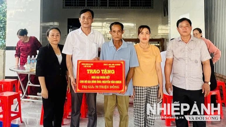 W_2-co-duoc-can-nha-moi-gia-dinh-ong-phich-rat-xuc-dong-bay-to-niem-biet-on-sau-sac-den-don-vi-tai-tro.jpg