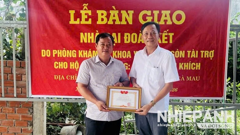 W_3-dai-dien-chinh-quyen-xa-ho-thi-ky-tang-giay-khen-cho-bac-si-la-van-khoa.jpg