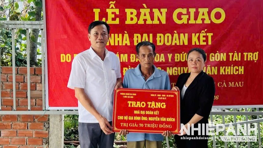 W_4-dai-dien-pkdk-y-duc-sai-gon-trao-tang-ngoi-nha-dai-doan-ket-cho-ong-phich.jpg