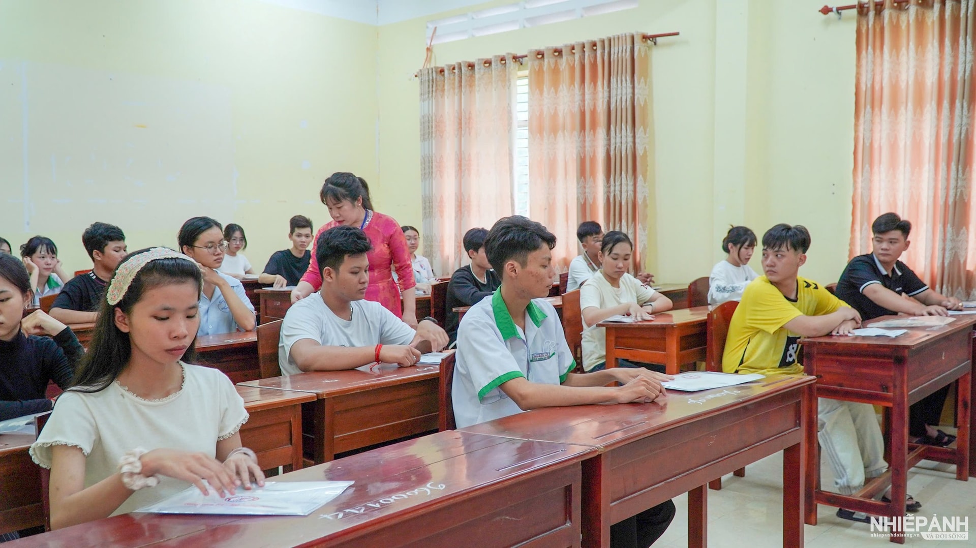 W_anh-3-thi-sinh-nghiem-tuc-lam-bai-thi-theo-dung-quy-dinh-anh-h.t.jpg