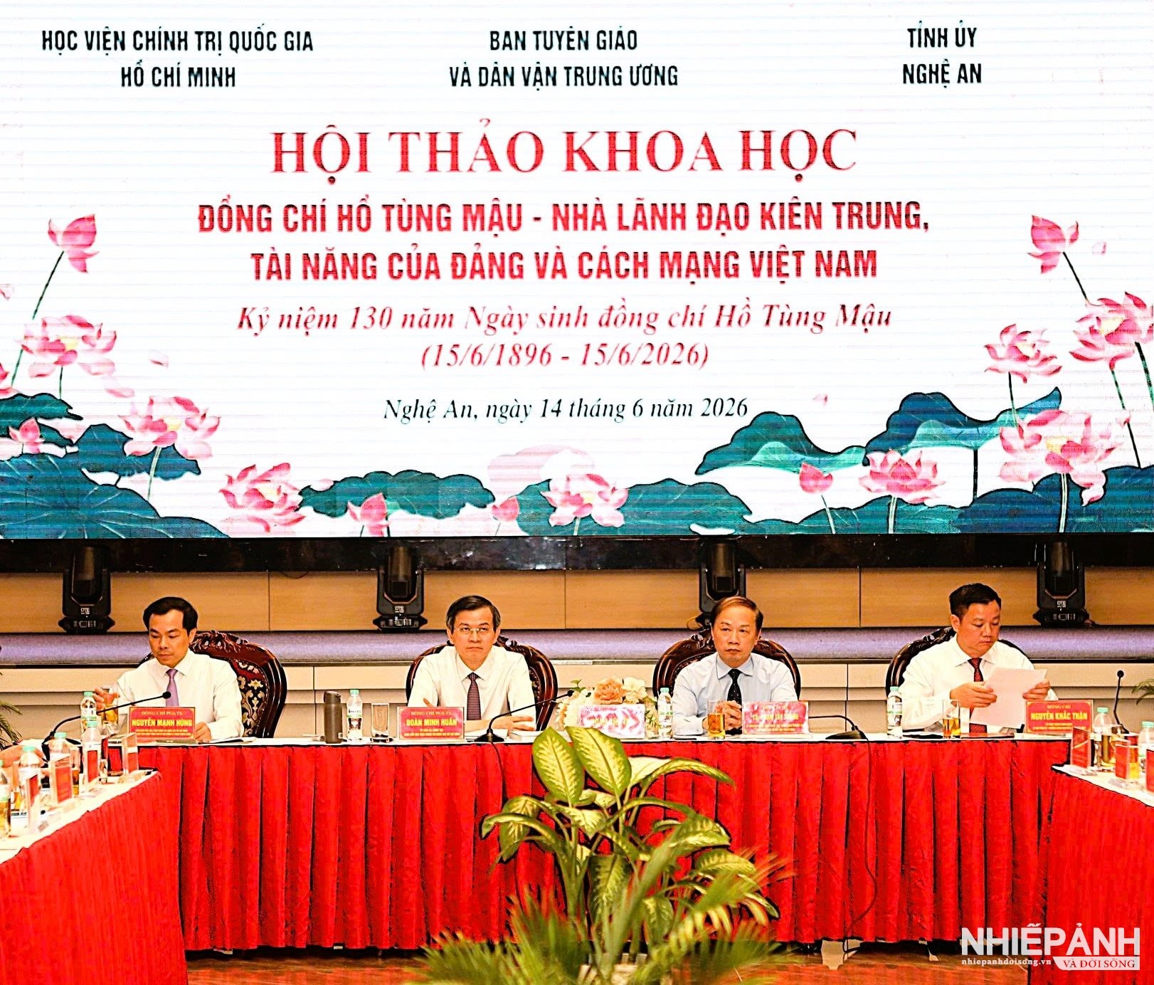 W_chu-tri-hoi-thao.jpg