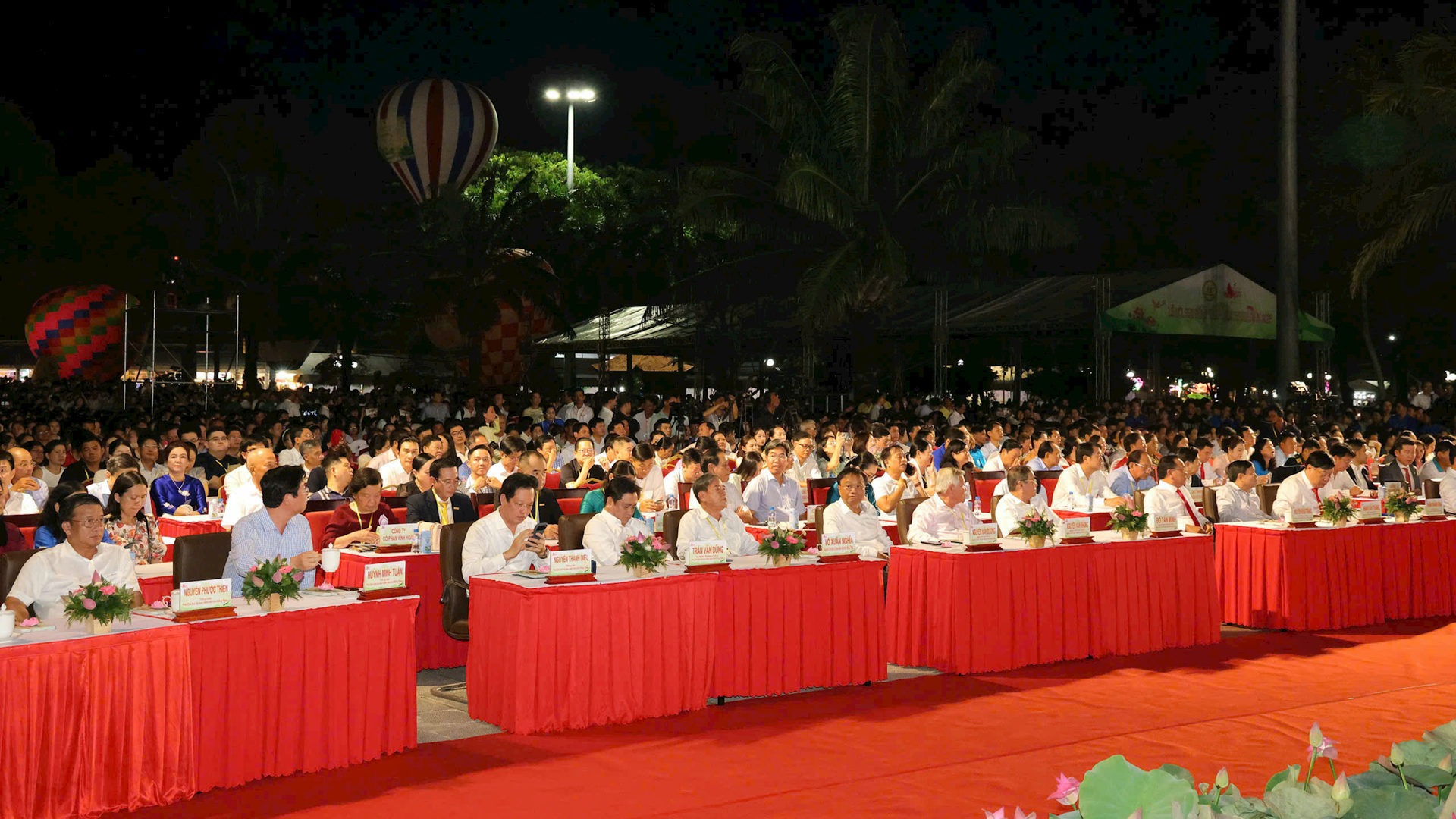 quang-canh-dai-bieu-va-nguoi-dan-du-khach-tham-du-khai-mac-le-hoi.png