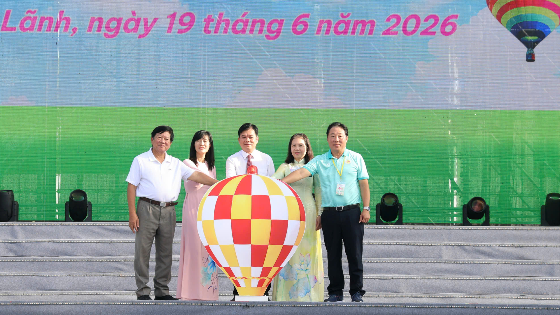 cac-dai-bieu-thuc-hien-nghi-thuc-khai-mac-bieu-dien-khinh-khi-cau-nghe-thuat-va-dieu-hanh-ao-dai-sen.png