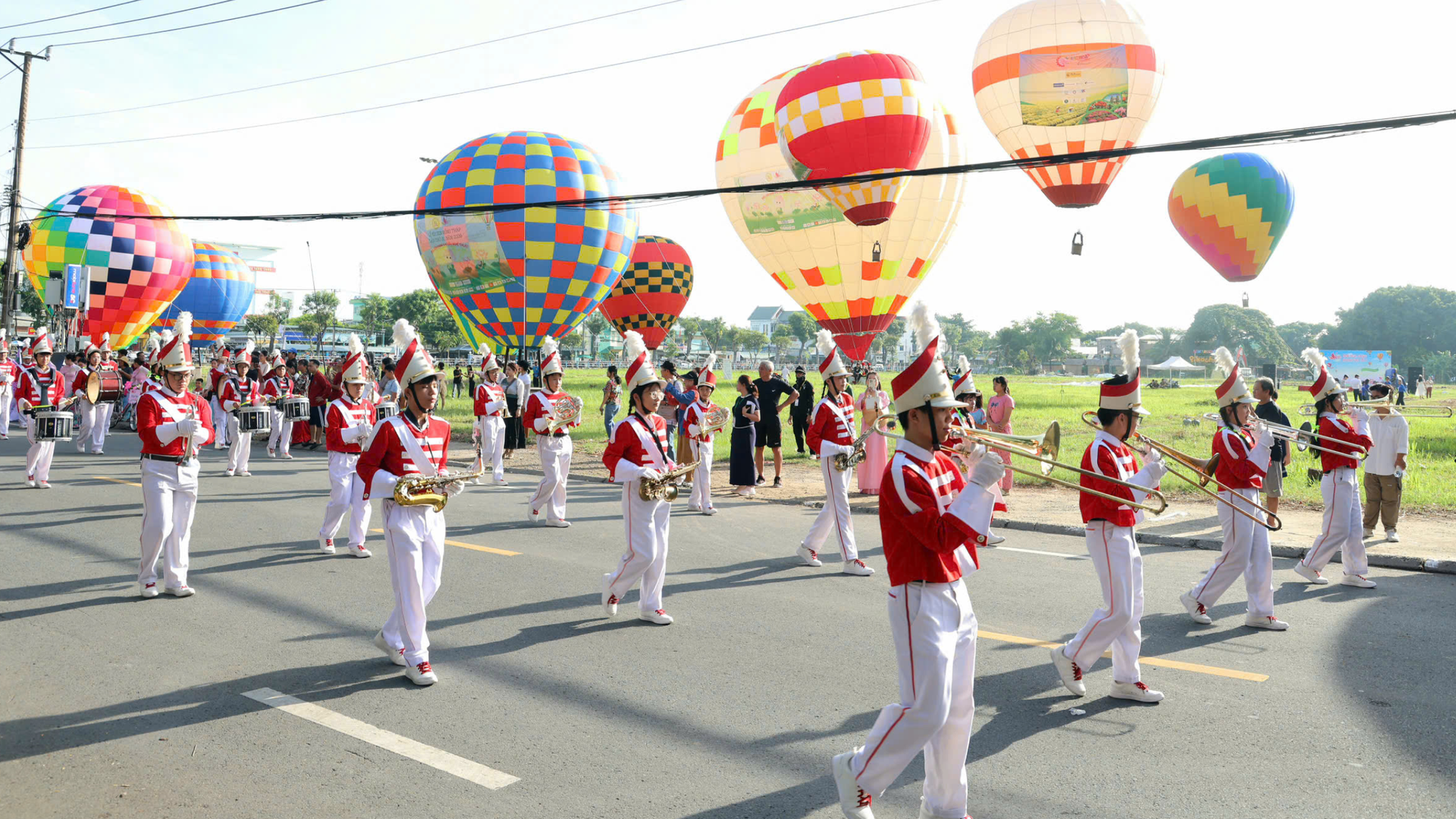 doan-ken-dong-thieu-nhi-ban-nhac-marching-band-bieu-dien-tai-chuong-trinh-khai-mac.png