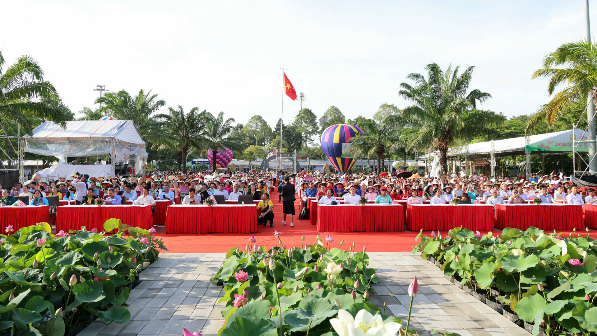 quang-canh-khai-mac-bieu-dien-khinh-khi-cau-nghe-thuat-va-dieu-hanh-ao-dai-sen.png