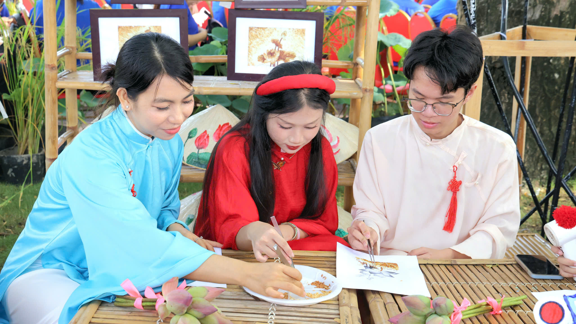 trai-nghiem-ve-tranh-sen-mang-den-khong-gian-sang-tao-cho-du-khach.png