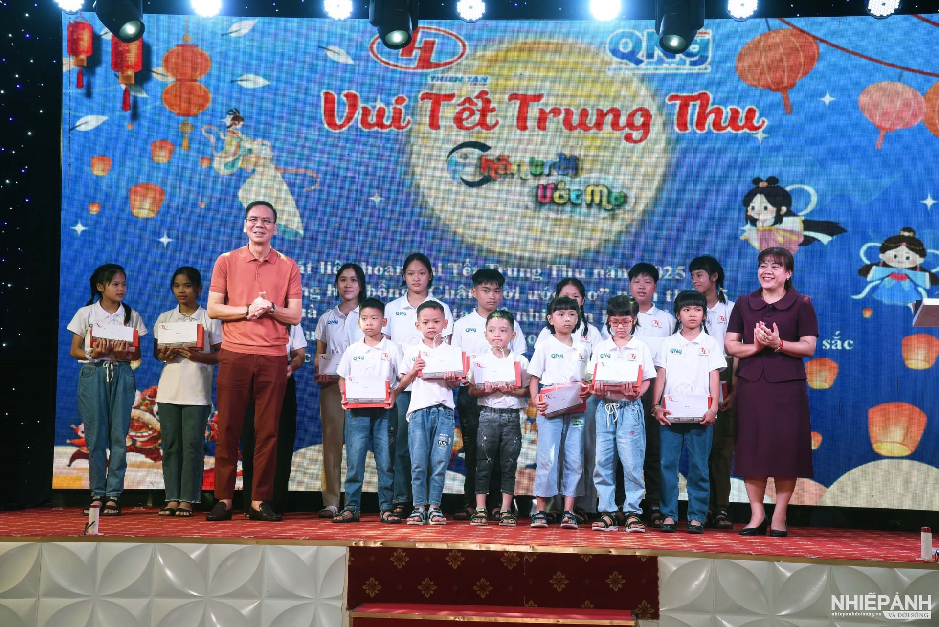 W_10.-anh-hung-lao-dong-huynh-kim-lap-ct-hdqt-thien-tan-group-va-ba-y-thi-bich-tho-pct-ubmttq-tinh-trao-qua-hoc-bong-cho-cac-chau..jpg