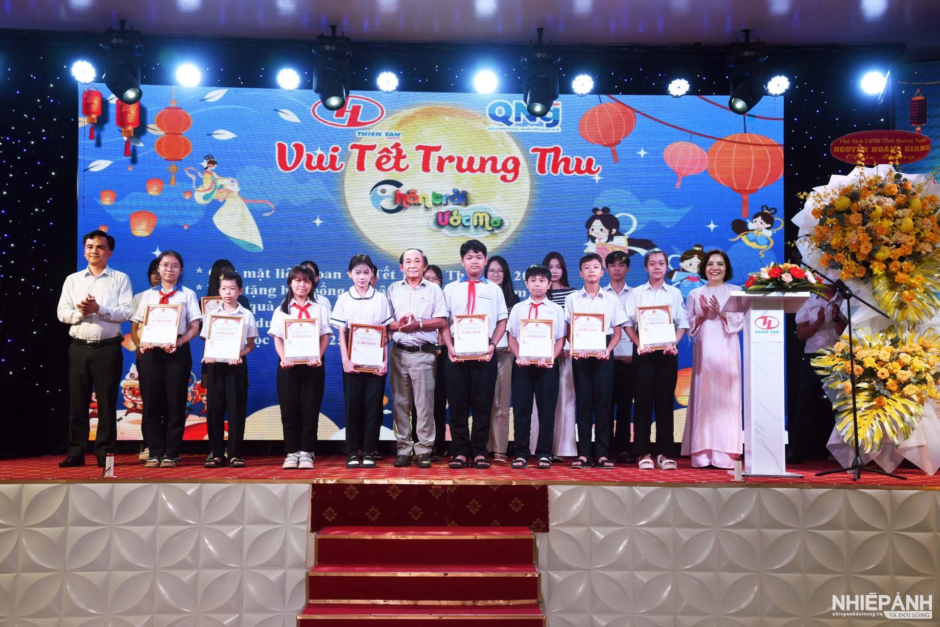 W_11.bi-thu-chi-bo-pgd-thien-tan-group-tran-thi-huong-cung-lanh-dao-tinh-phuong-cam-thanh-trao-qua-cho-cac-chau-la-con-cbnv-cty-va-cac-chau-trong-chuong-trinh-hoc-bong-chan-troi-uoc-mo..jpg