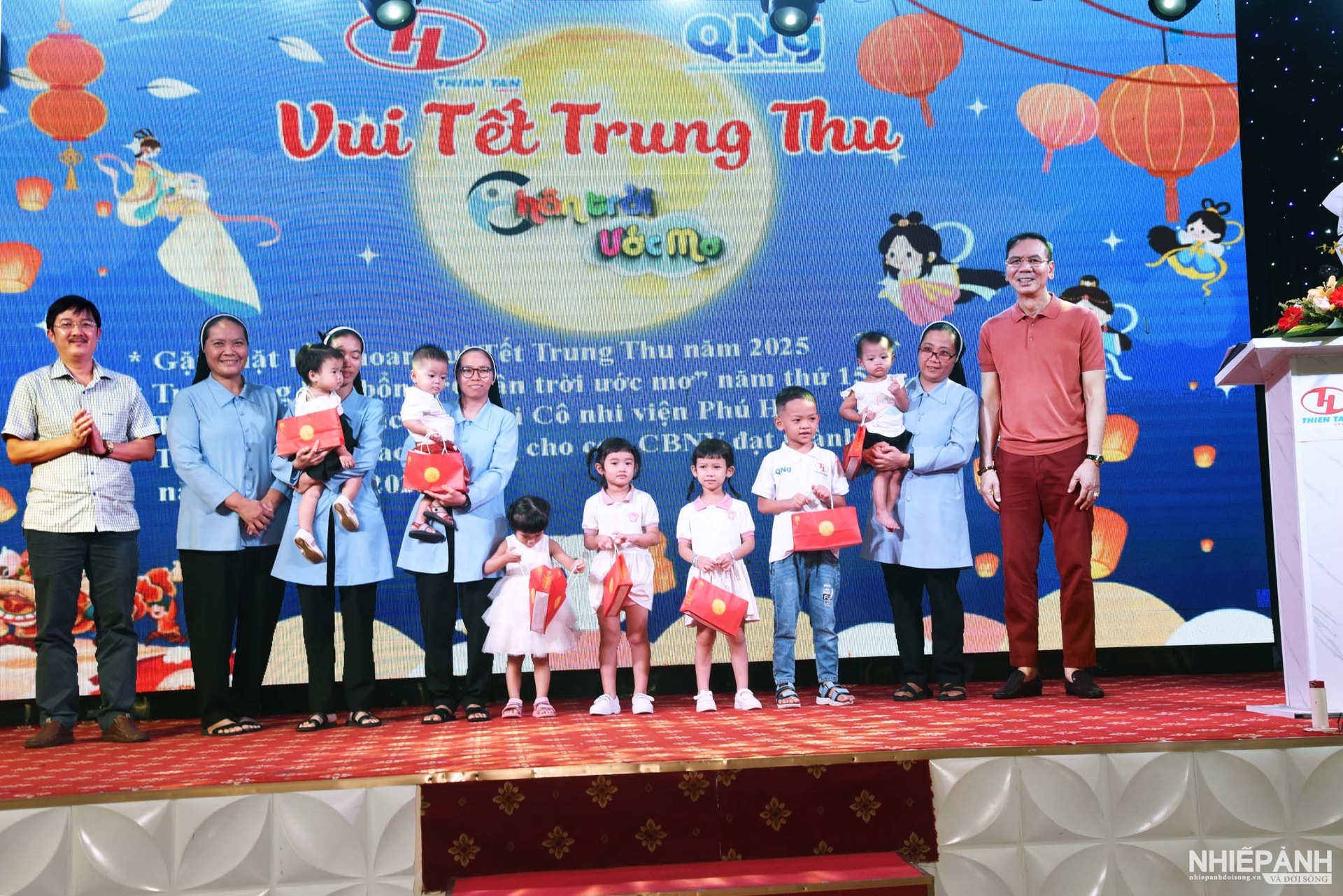 W_12.-anh-hung-lao-dong-huynh-kim-lap-ct-hdqt-thien-tan-group-va-ong-ha-hoang-trieu-pho-gd-bao-ptth-quang-ngai-trao-qua-cho-cac-chau-mo-coi-nha-tho-phu-hoa..jpg