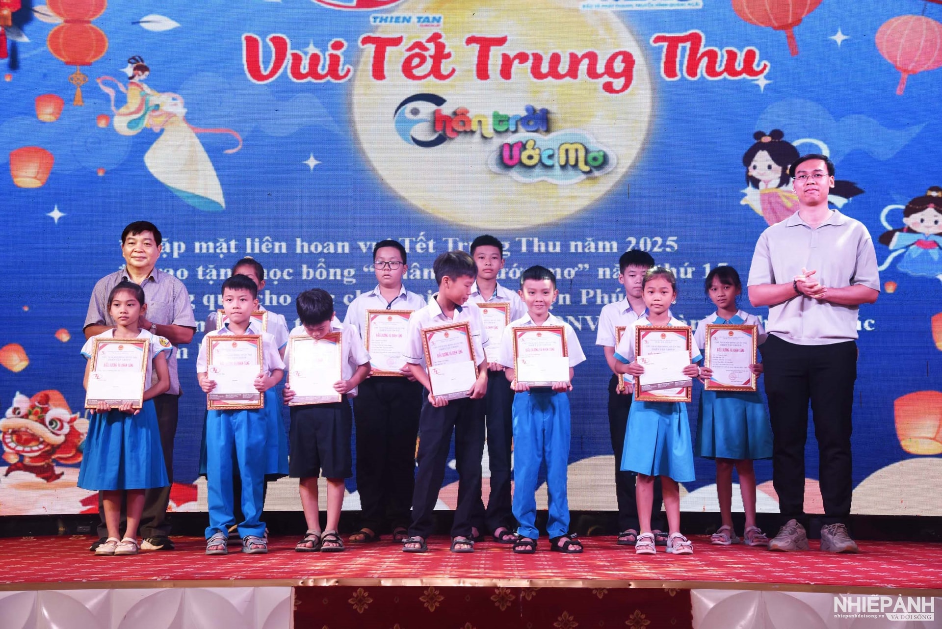 W_13.chu-tich-hoi-khuyen-hoc-tinh-va-p-giam-doc-cong-ty-trao-qua-va-giay-bieu-duong-khen-thuong-hoc-sinh-con-cb-cnv-cong-ty-hoc-tap-dat-thanh-tich-xuat-sac..jpg