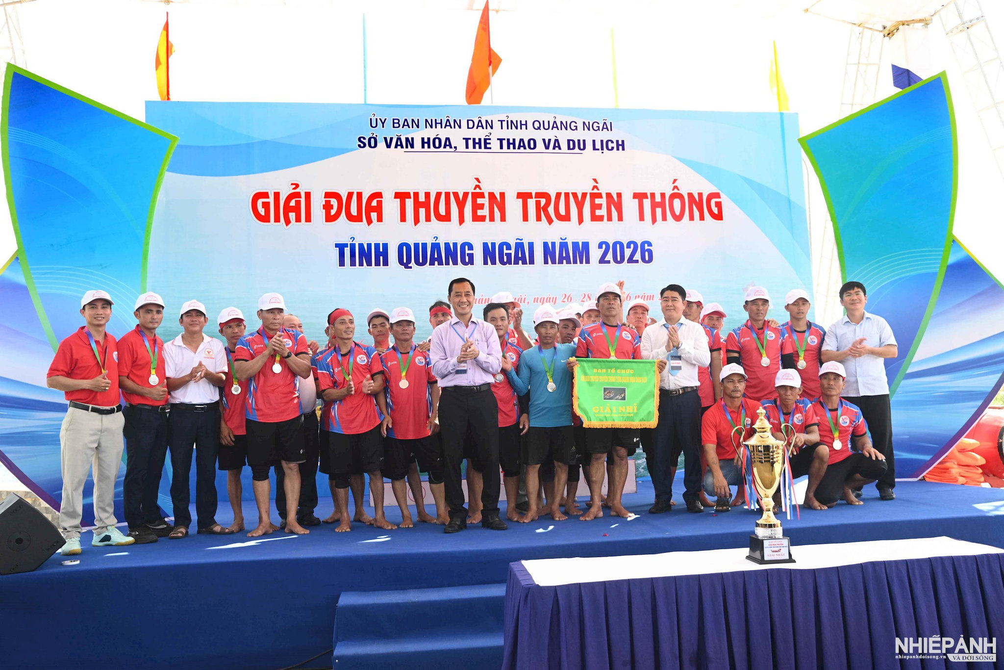 W_10.-trao-giai-nhi-cho-doi-thuyen-xa-van-tuong.jpg