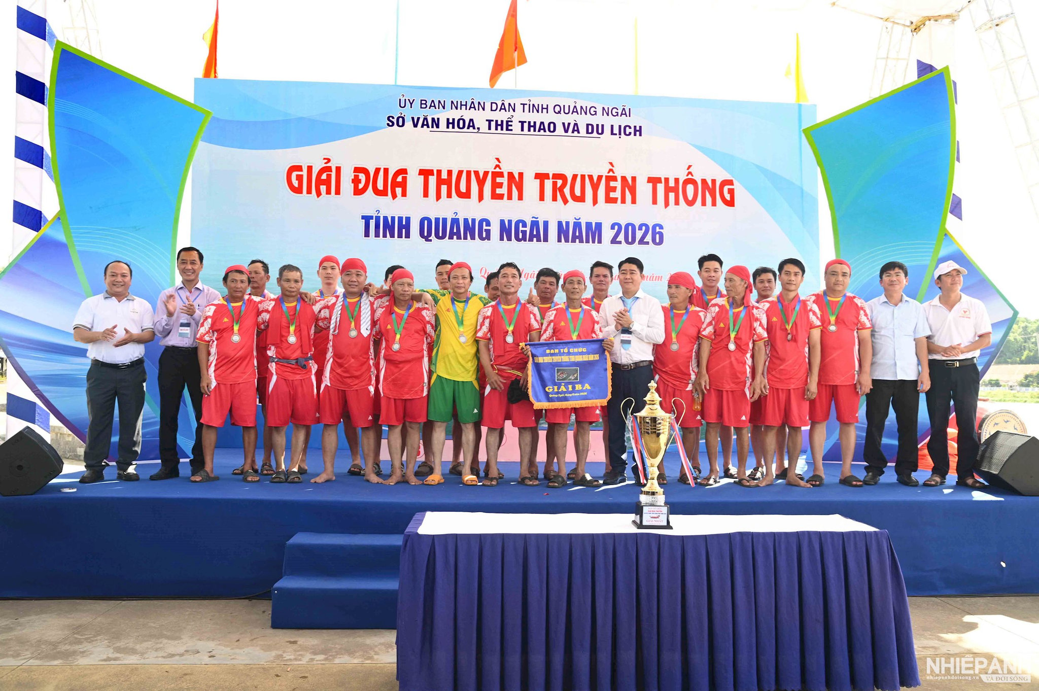 W_11.-trao-giai-ba-cho-doi-binh-son-2..jpg