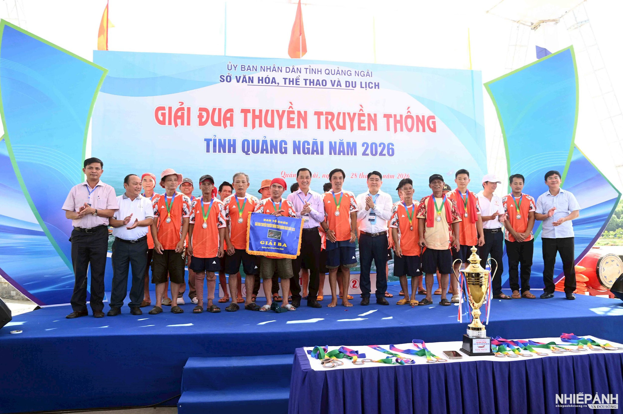 W_12.-trao-giai-ba-cho-doi-thuyen-xa-binh-son-1.-anh-nguyen-dang-lam1.jpg