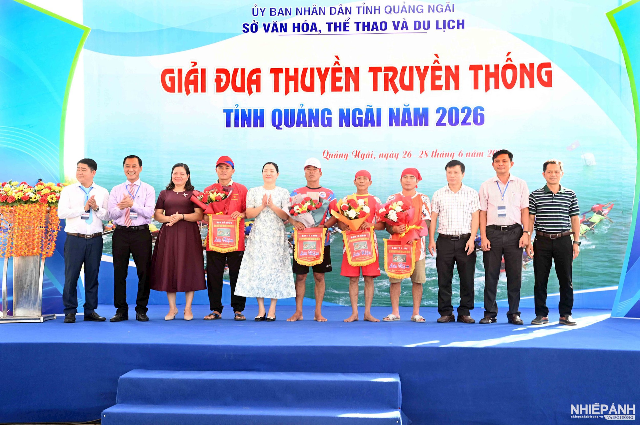 W_2.-ban-to-chuc-tang-co-luu-niem-cho-4-doi-dua..jpg