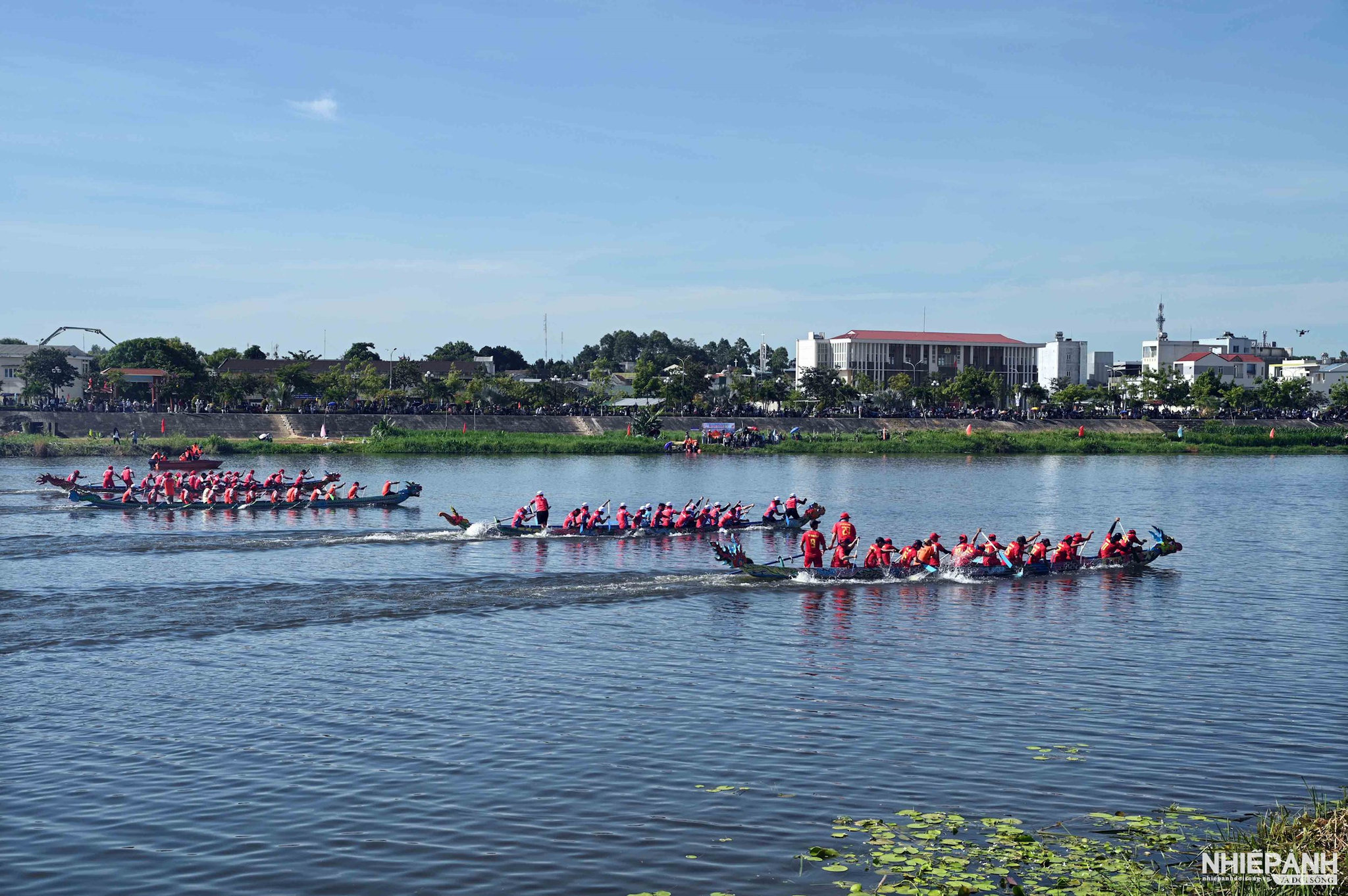 W_3-.-bon-doi-long-lan-quy-phung-tranh-tai-tren-duong-dua.jpg