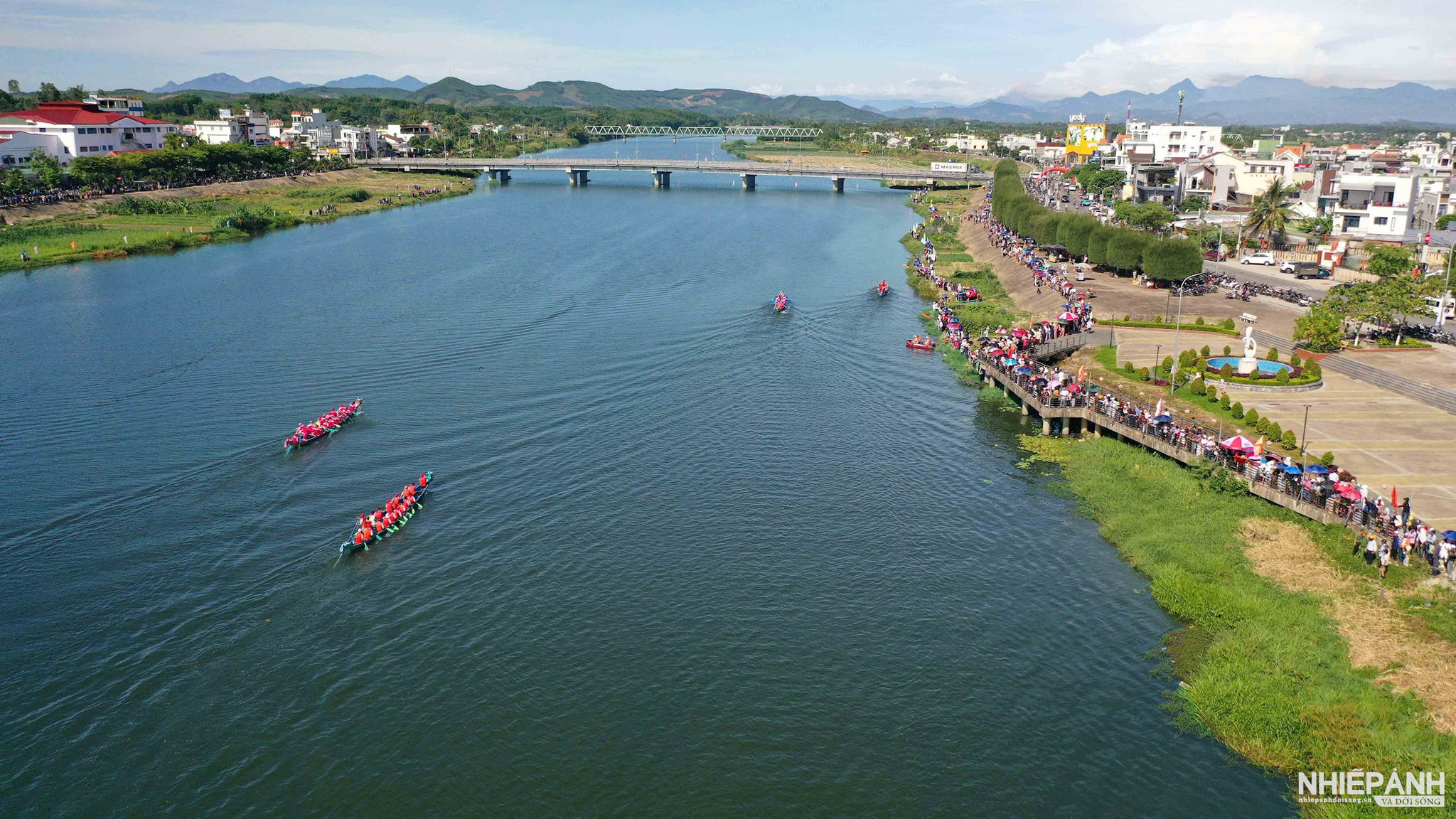 W_5.-bon-doi-thuyen-tranh-tai-tren-duong-dua-co-hang-nghin-nhan-dan-trong-tinh-den-xem.-anh-nguyen-dang-lam.jpg