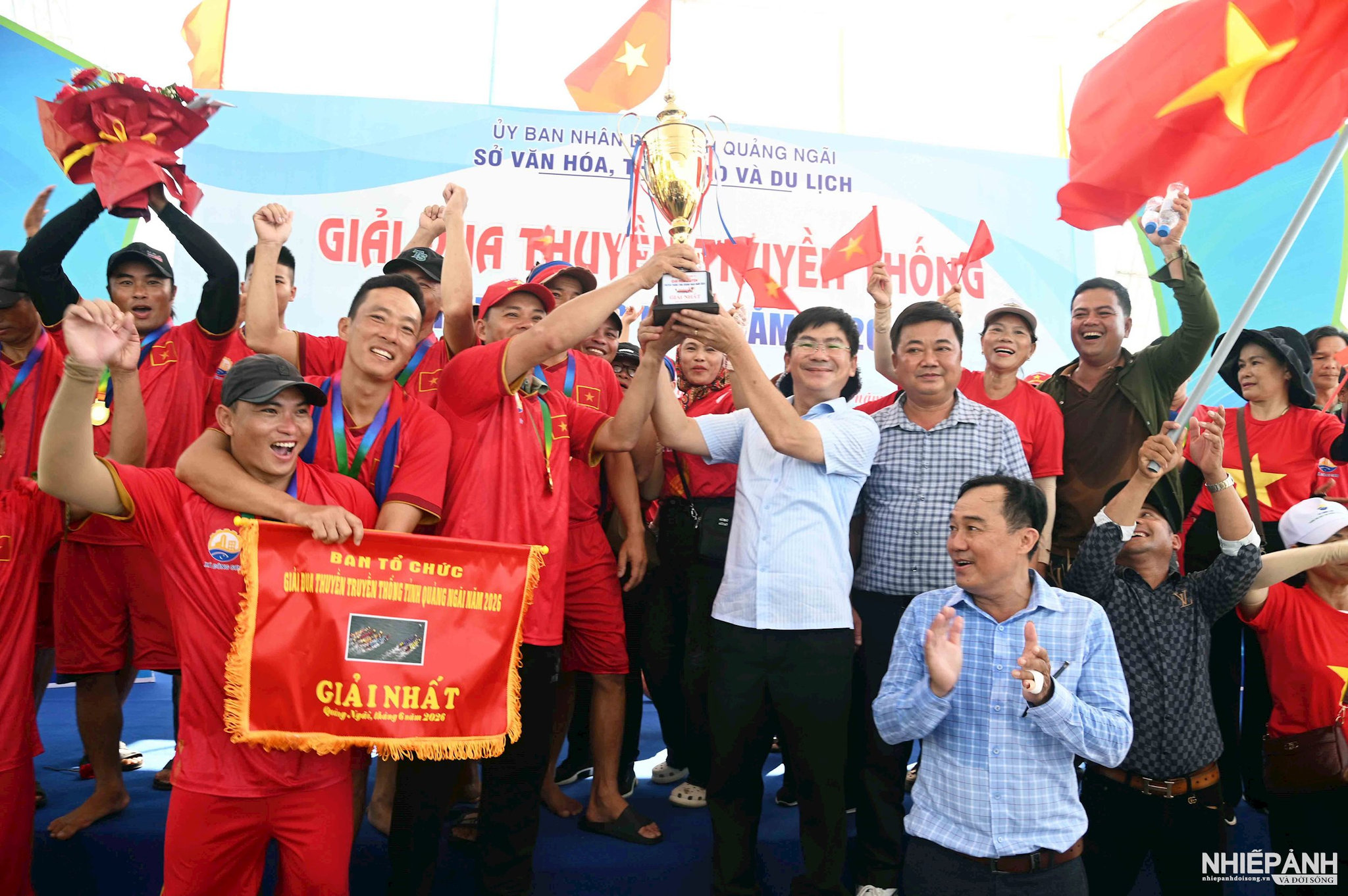 W_8.-lanh-dao-xa-dong-son-tang-thuong-va-chuc-mung-doi-thuyen-cua-xa-doat-giai-nhat.-anh-nguyen-dang-lam.jpg