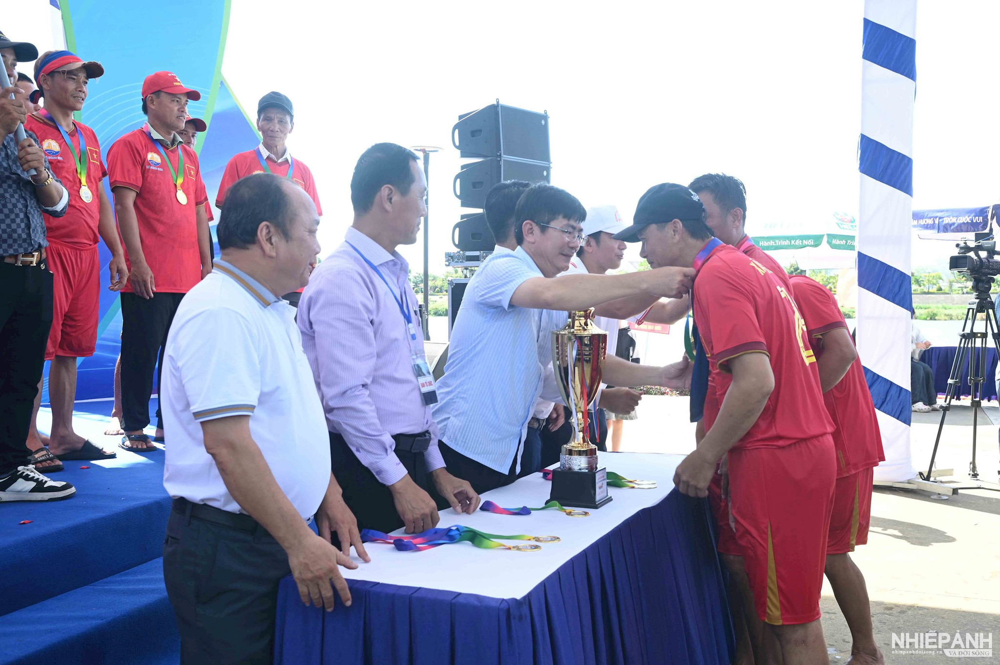 W_9.-ban-to-chuc-trao-hcv-cho-cac-van-dong-vien.jpg