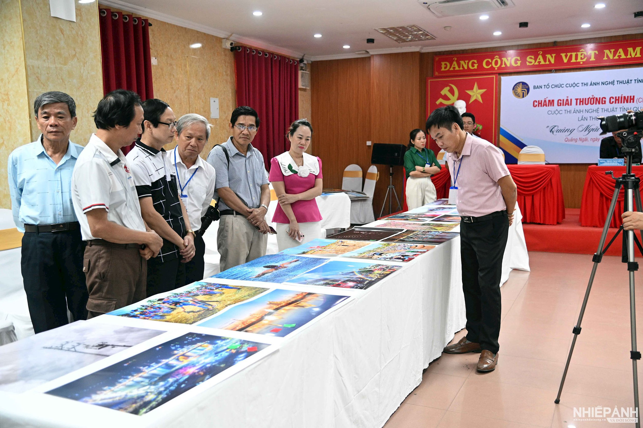 Tổ chức chấm chọn tác phẩm để trao giải thưởng cuộc thi ảnh nghệ thuật tỉnh Quảng Ngãi lần thứ I - năm 2026