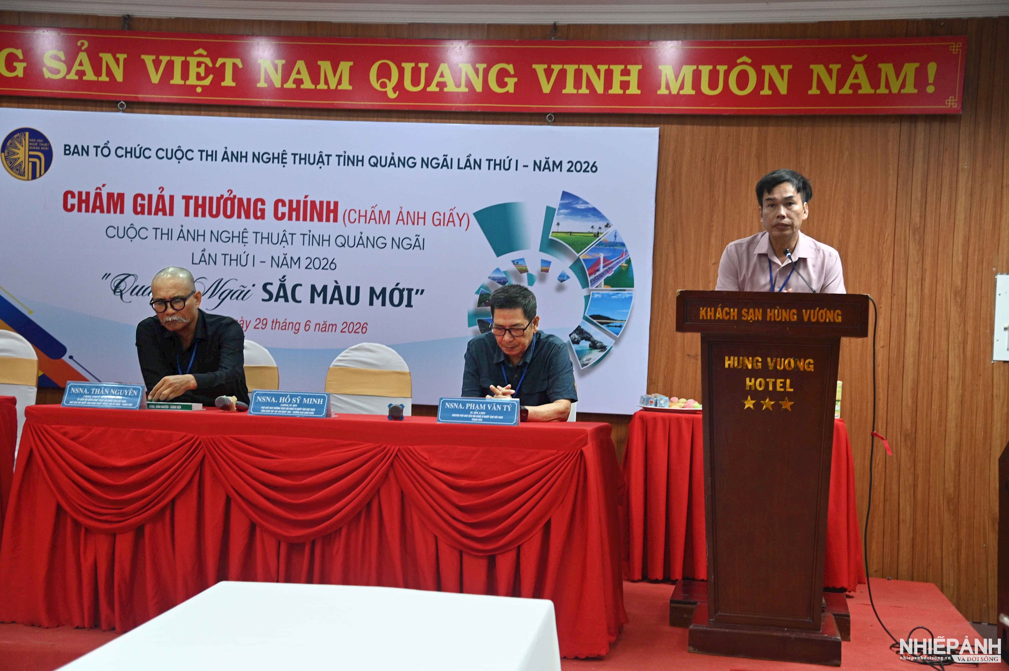 W_3.-nsna.-ho-sy-minh-pho-chu-tich-thuong-truc-hoi-nsna-viet-nam-truong-ban-giam-khao-dai-dien-cho-ban-giam-khao-phat-bieu.jpg