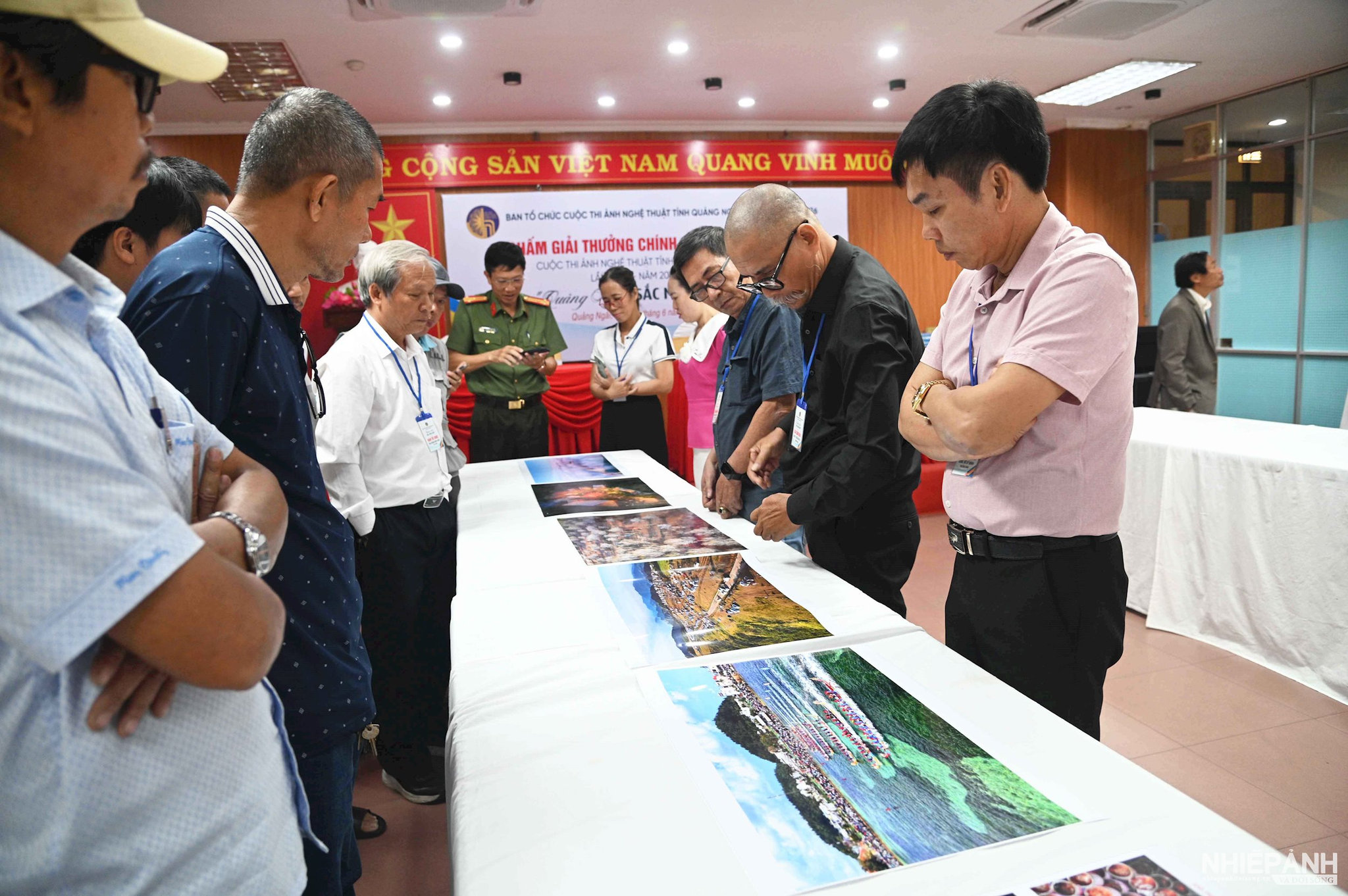 W_7.-ban-giam-khao-cham-anh-vong-chon-giai-thuong.jpg
