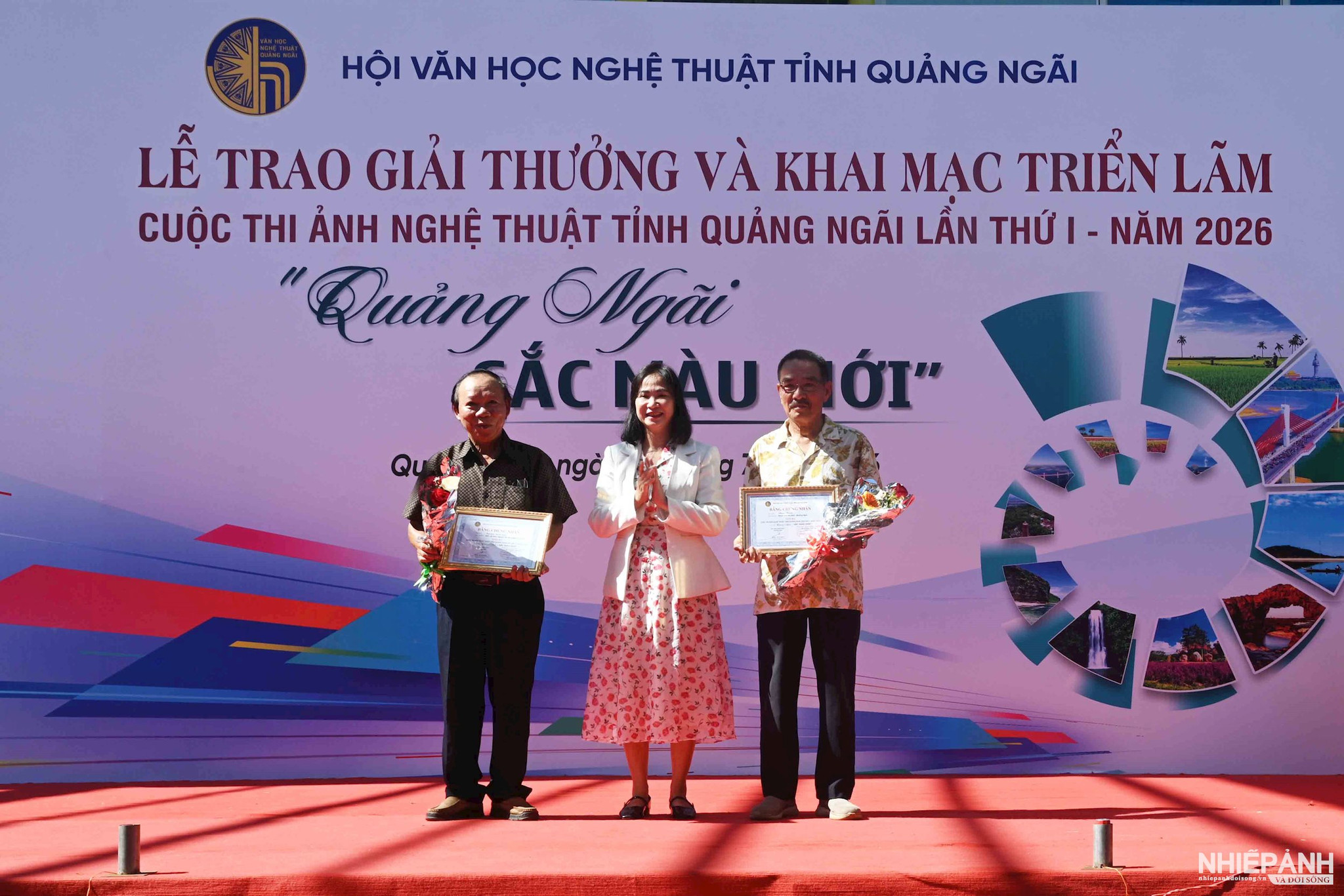 W_dsc_6127.-trao-giia-ba-cho-cac-tac-gia.jpg