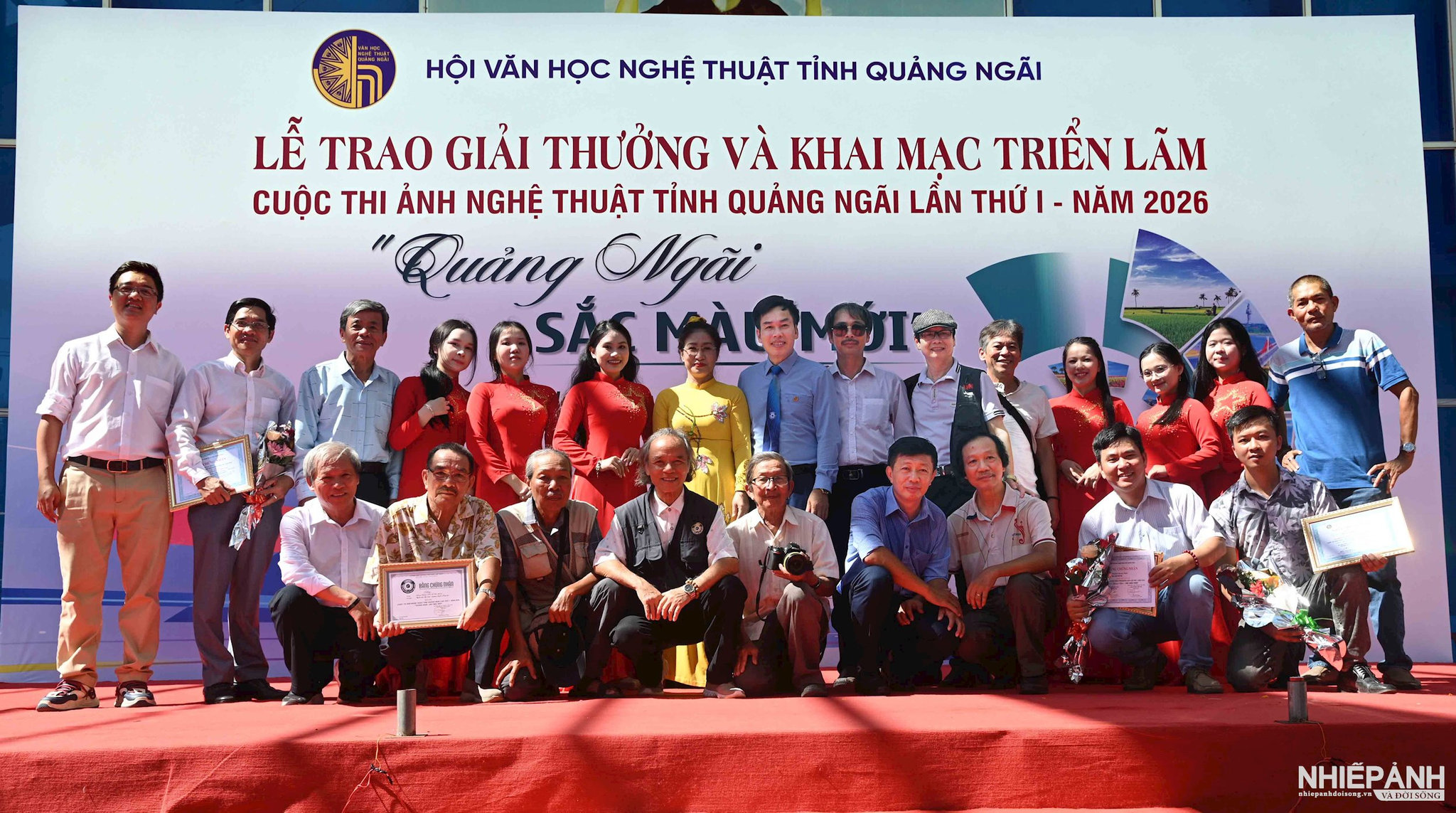W_dsc_6216.-nsna-ho-sy-minh-pct-tt-hoi-nsna-viet-nam-chup-anh-luu-niem-voi-cac-nghe-si-nhiep-anh-quang-ngai.jpg