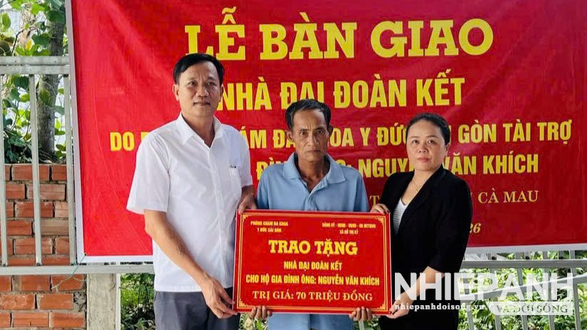 W_1-bac-si-ckii-la-van-khoa-bia-trai-tang-nha-o-cho-mot-hoan-canh-mac-benh-hiem-ngheo(1).jpg